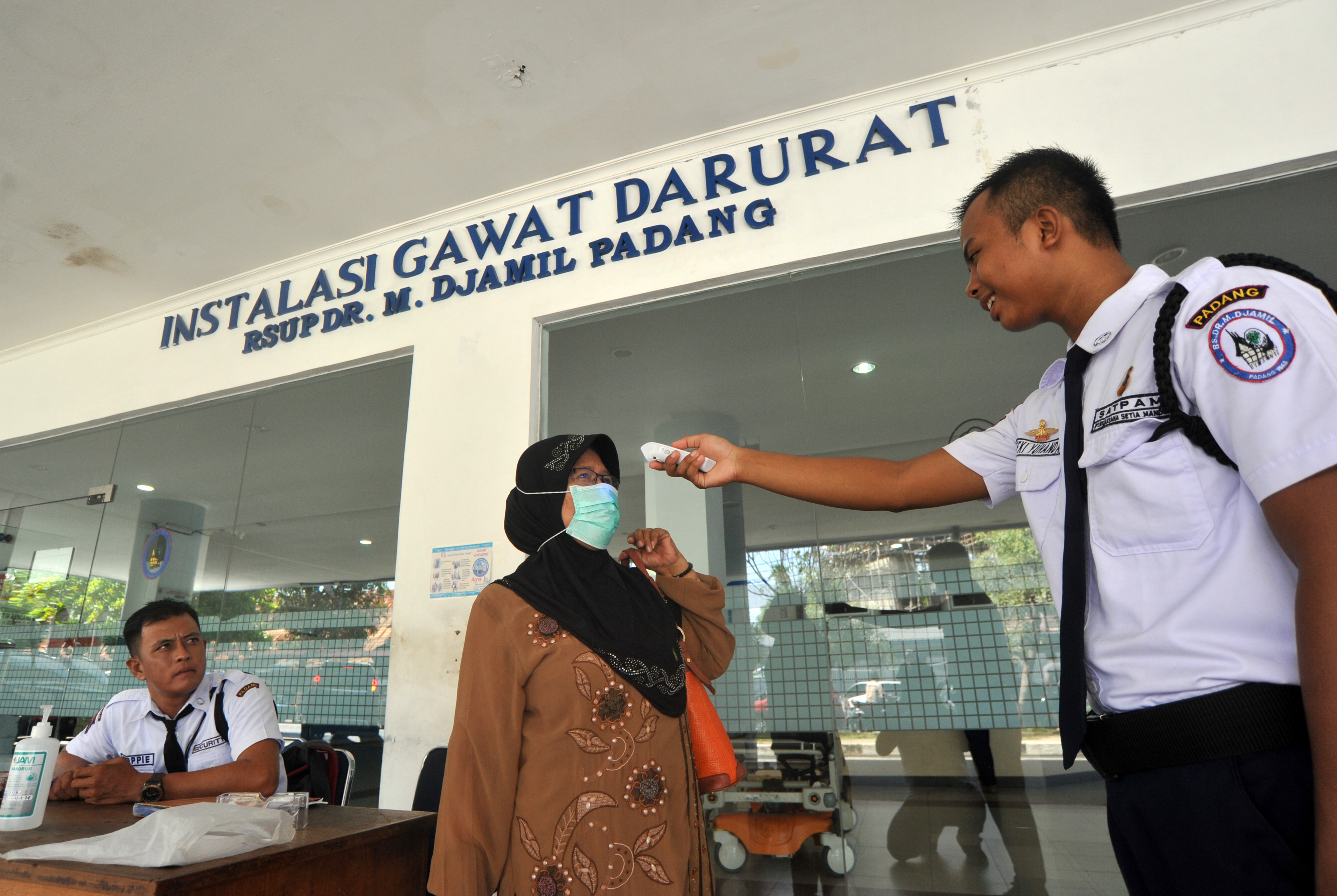 Setiap pengunjung RSUP Dr Jamil wajib memeriksakan suhu tubuhnya. 