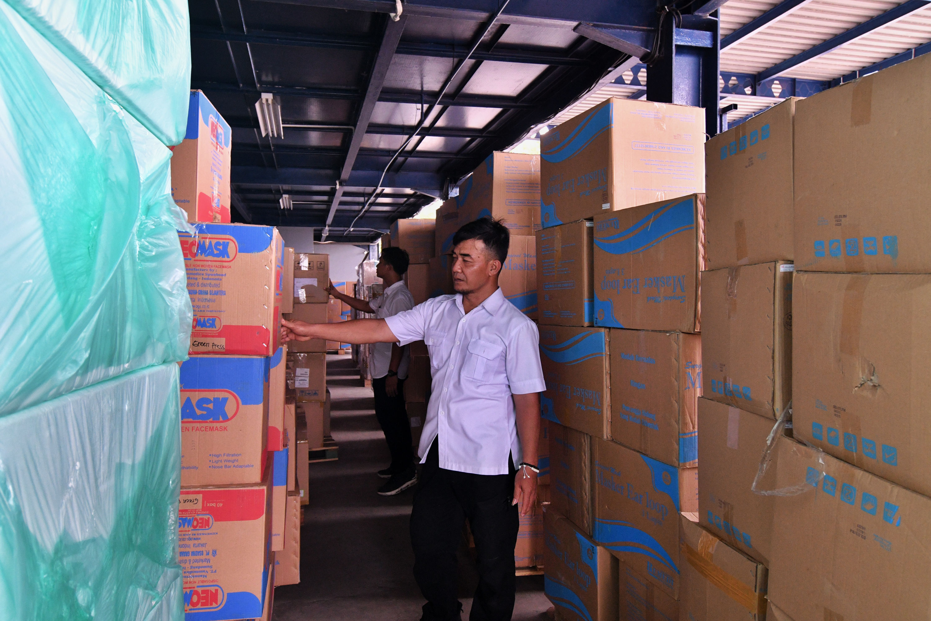 Barang bukti saat rilis pengungkapan kasus penimbunan masker di Tangerang, Banten.