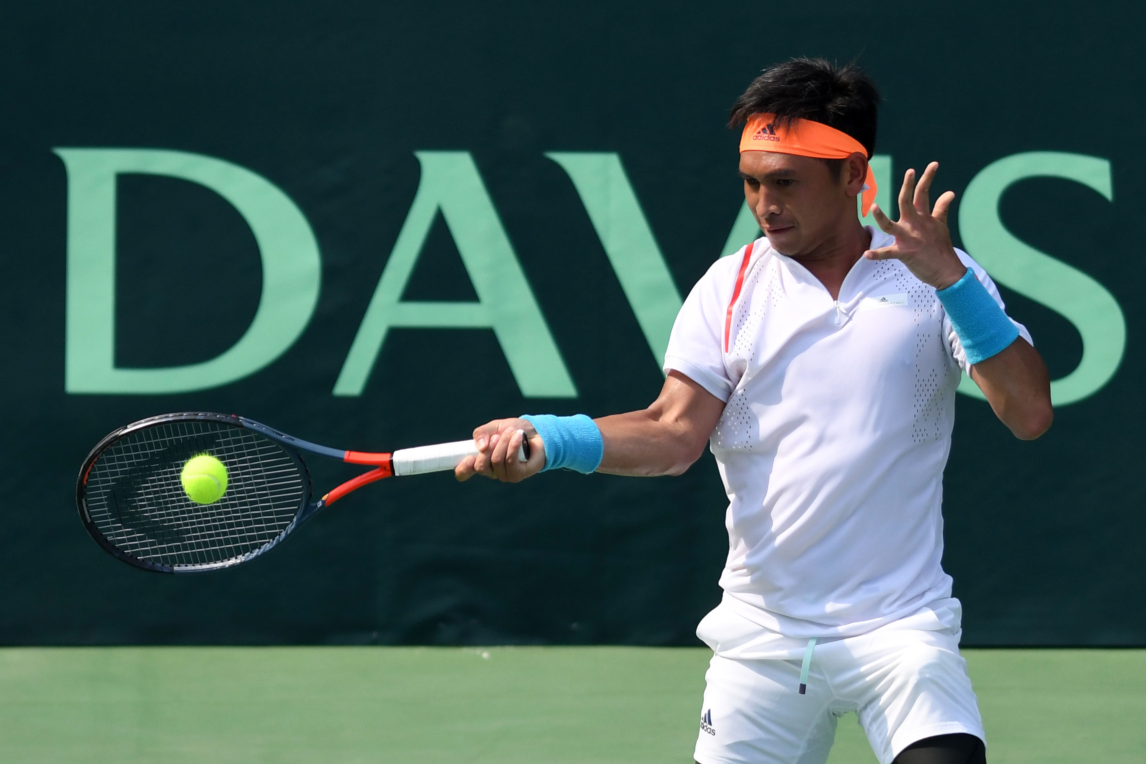 Petenis tunggal putra Indonesia Christopher Rungkat mengembalikan bola ke arah lawannya asal Kenya Sheil Kotecha.