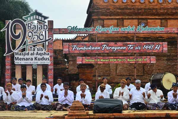 Sejumlah tokoh masyarakat berdoa saat pembukaan Ta'sis atau perayaan hari jadi Masjid Al-Aqsha Menara Kudus ke-485 di Desa Kauman, Kudus.