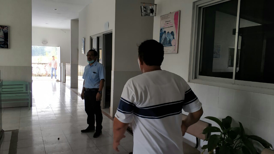 Bupati Blora Djoko Nugroho meninjau Klinik Bakti Padma yang sedang direnovasi. Rencananya di klinik itu akan ditambah ruang karantina. 