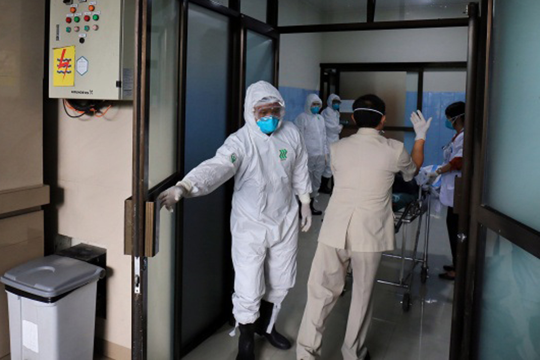 Petugas Ruang Isolasi di RSUD dr Moewardi Solo