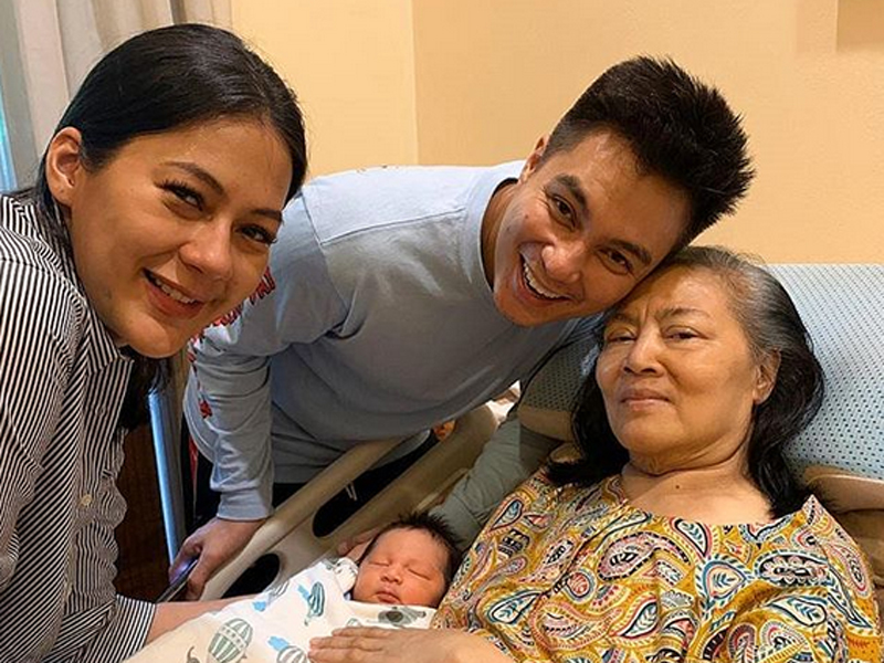 Baim Wong bersama istri dan anak serta ibudanya.
