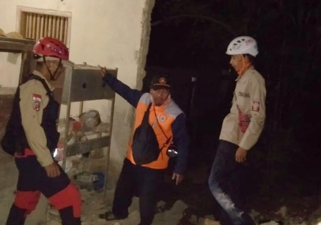 Petugas BPBD Kabupaten Bandung Barat mengecek rumah rusak akibat gempa Cianjur Desa Puteran Kecamatan Cikalongwetan, Rabu (11/3/2020).