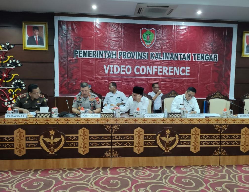 Kajati Kalteng, Mukri (kiri) berbincang dengan Gubernur Sugianto Sabran