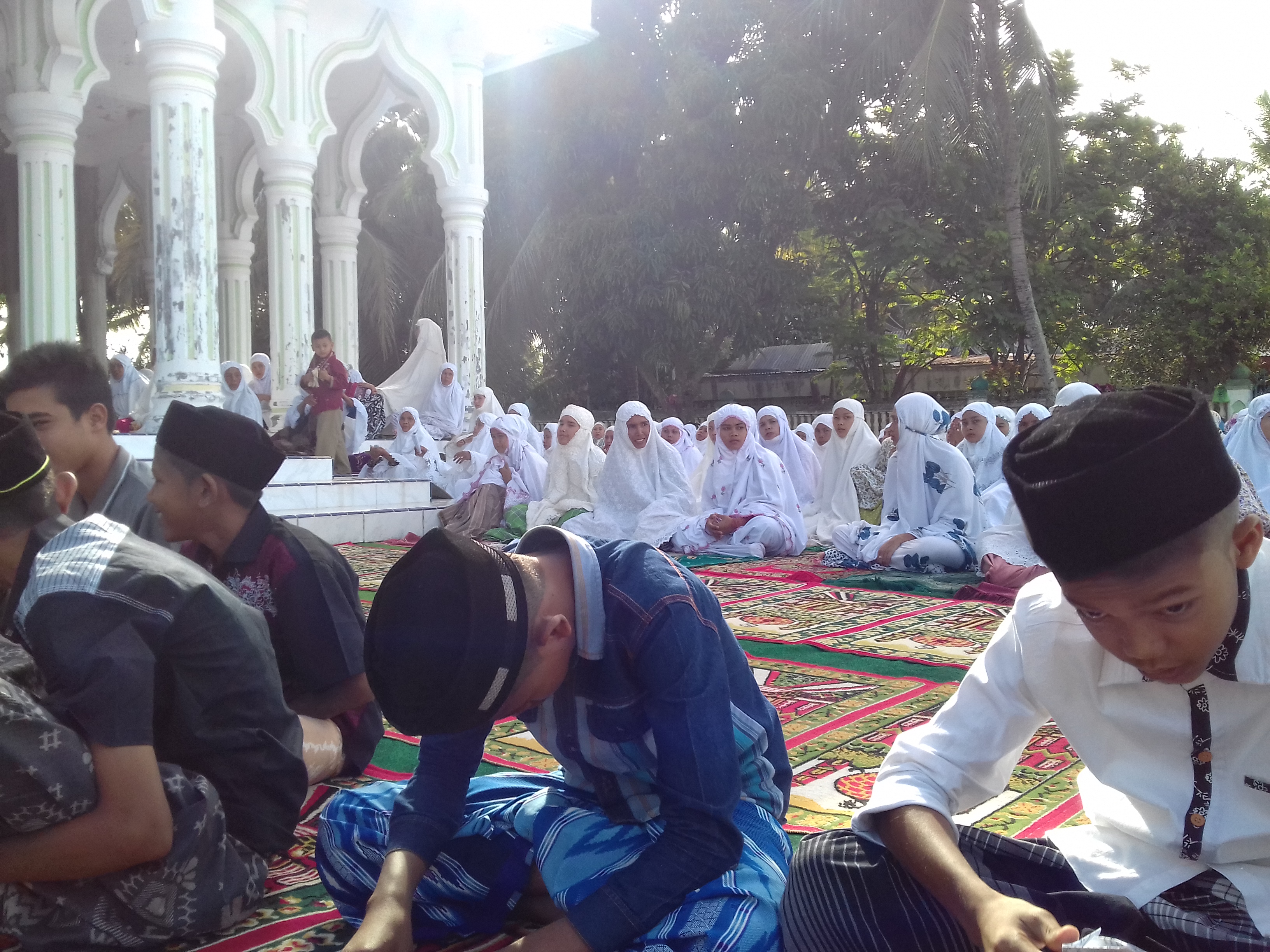 Jamaah masjid di Blang Pidie, Ibukota Kabupaten Aceh Barat Daya tengah mendengarkan khutbah.