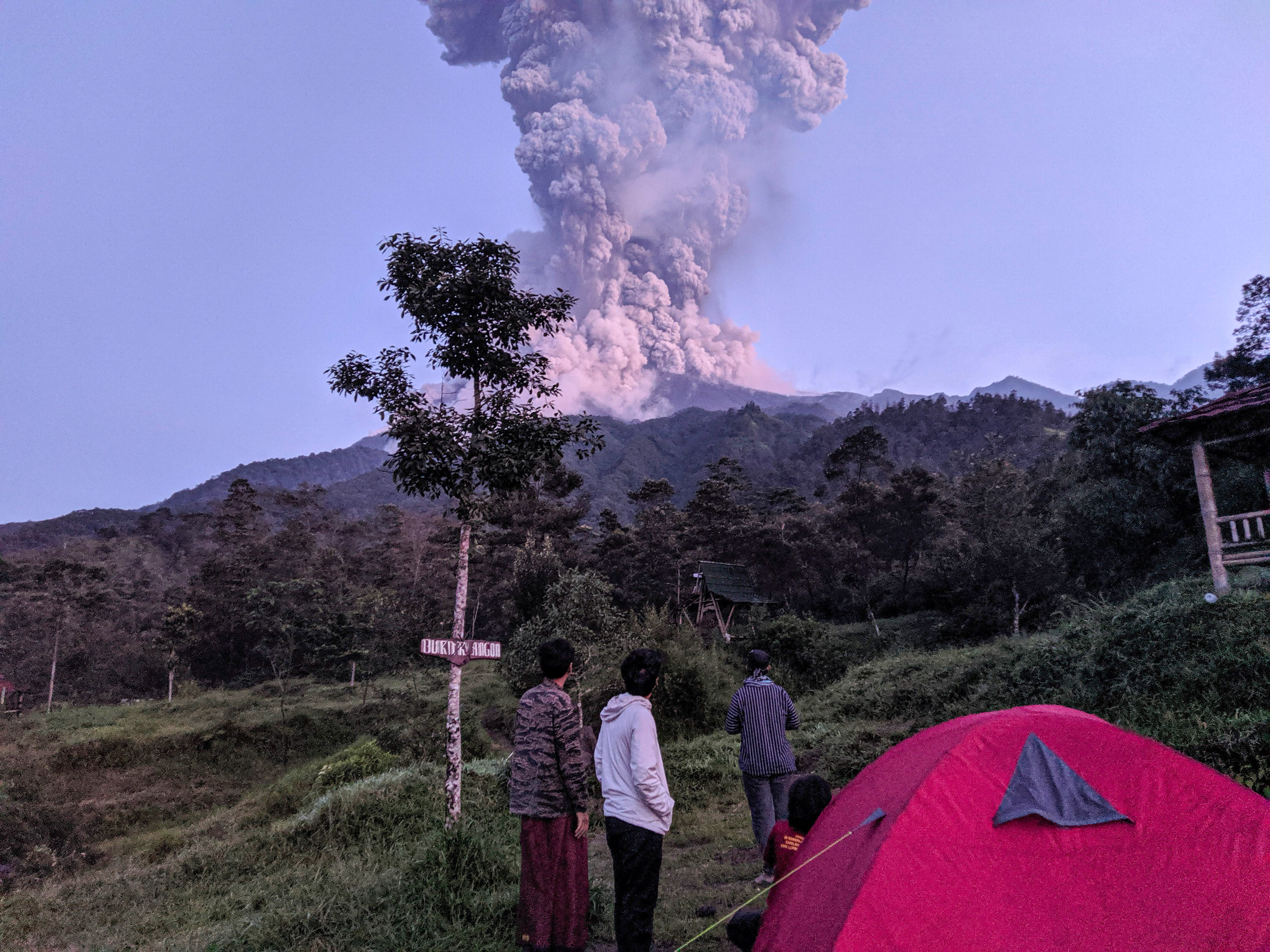 Wisatawan melihat letusan Gunung Merapi dari Bulit Klangon, Cangkringan, Sleman, pada  Selasa (3/3).
