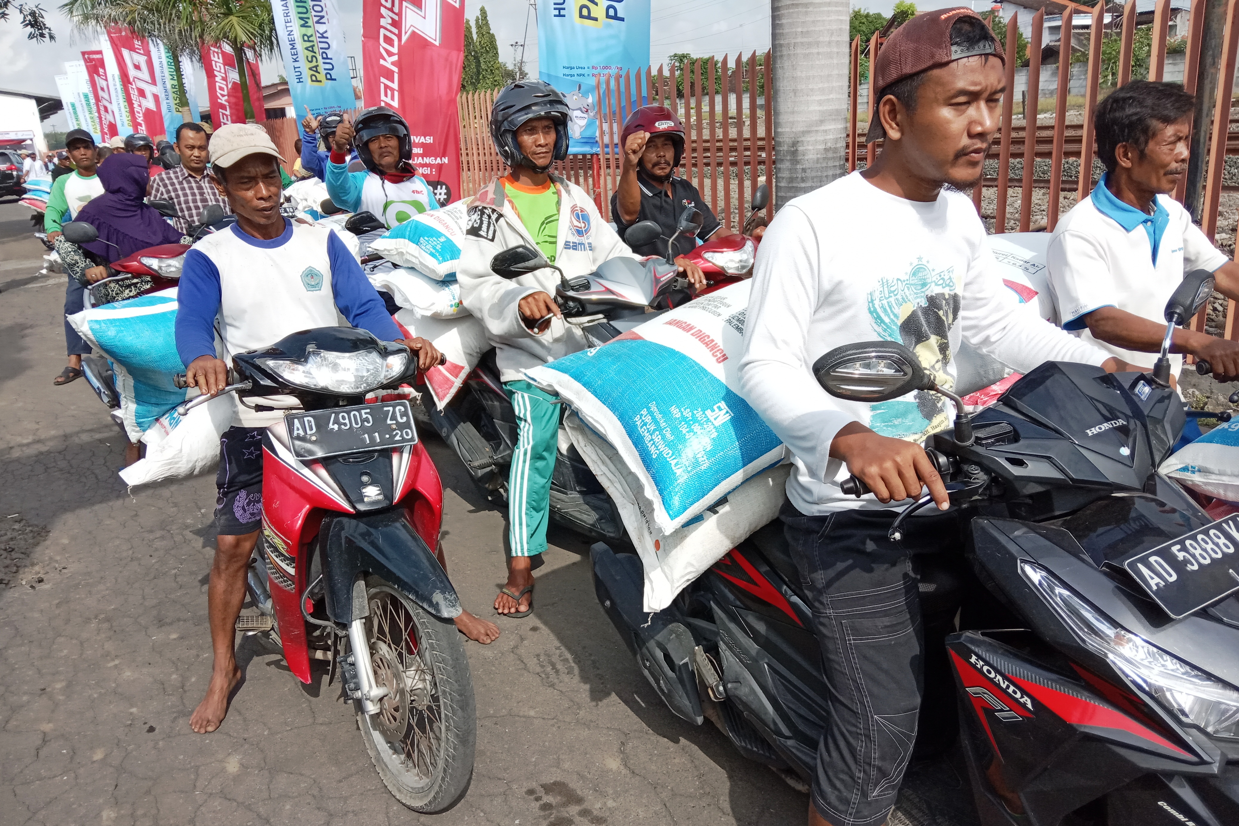 Petani membeli pupuk di gudang PT Pusri Klaten.