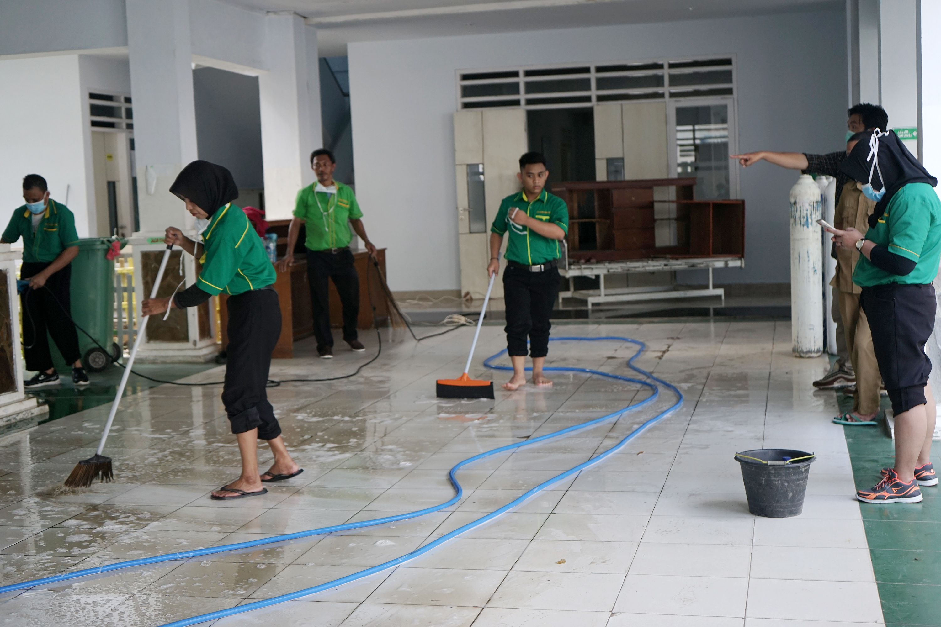 Sejumlah petugas membersihkan lantai RSUD Aloei Saboe, Kota Gorontalo, yang menjadi rumah sakit rujukan bagi pasien kasus korona.