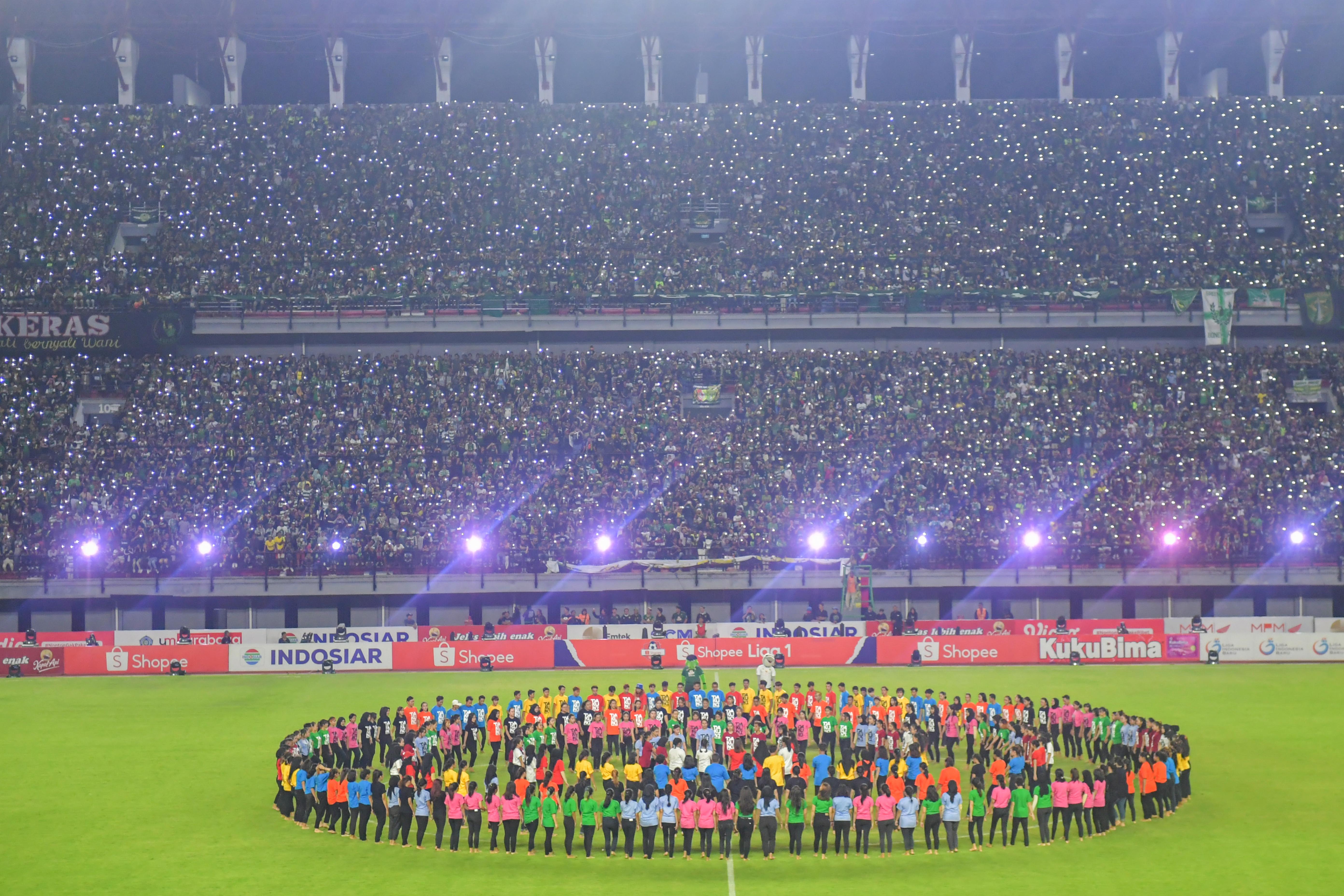  Suasana pembukaan kompetisi Sepak Bola Liga-1 Indonesia 2020 di Gelora Bung Tomo, Surabaya, Jawa Timur, Sabtu (29/2/2020).