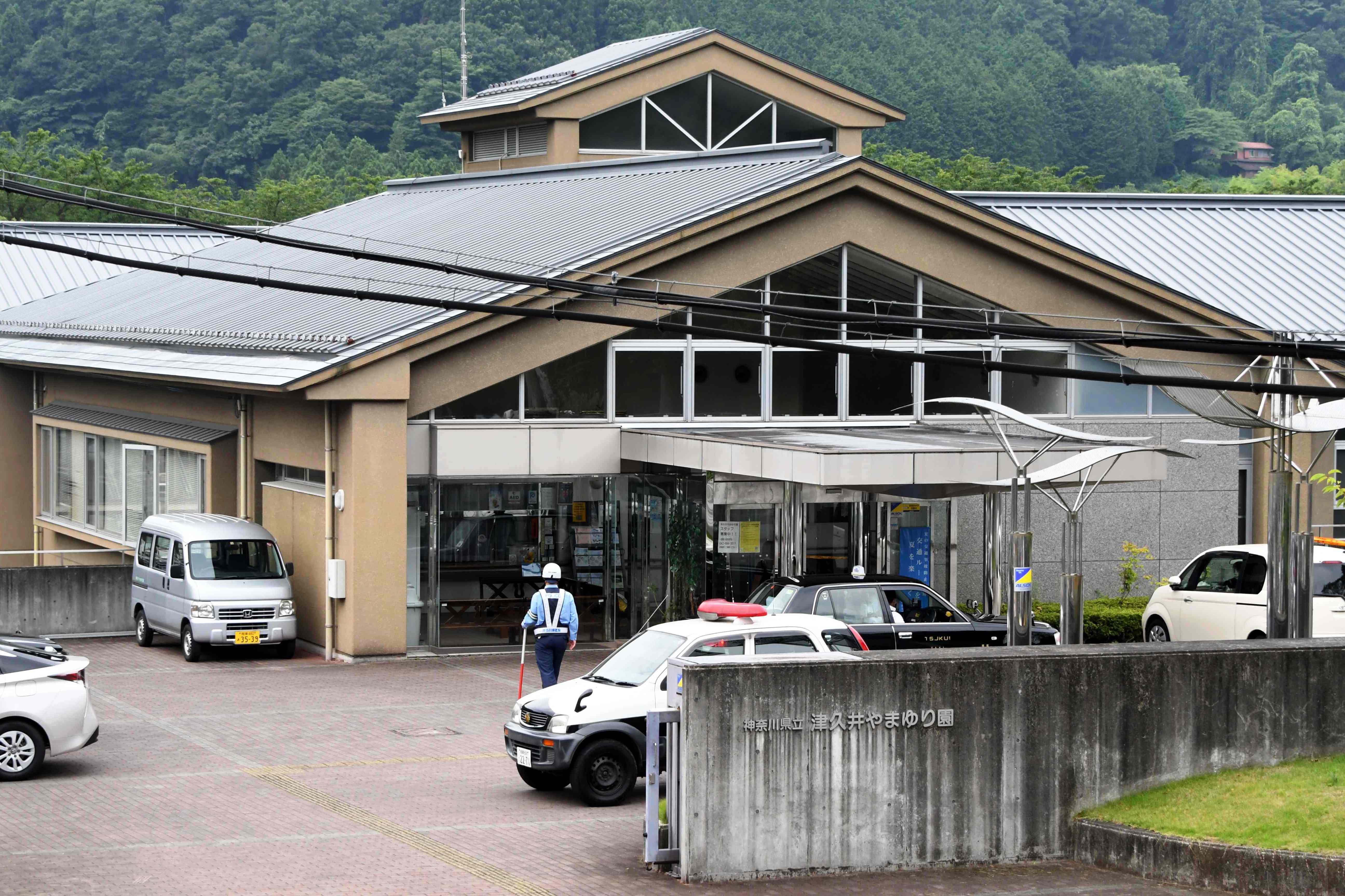Polisi berjaga di luar Care Centre Tsukui Yamayuri, tempat Satoshi Uematsu, mantan karyawan di fasilitas itu melakukan penikaman massal.