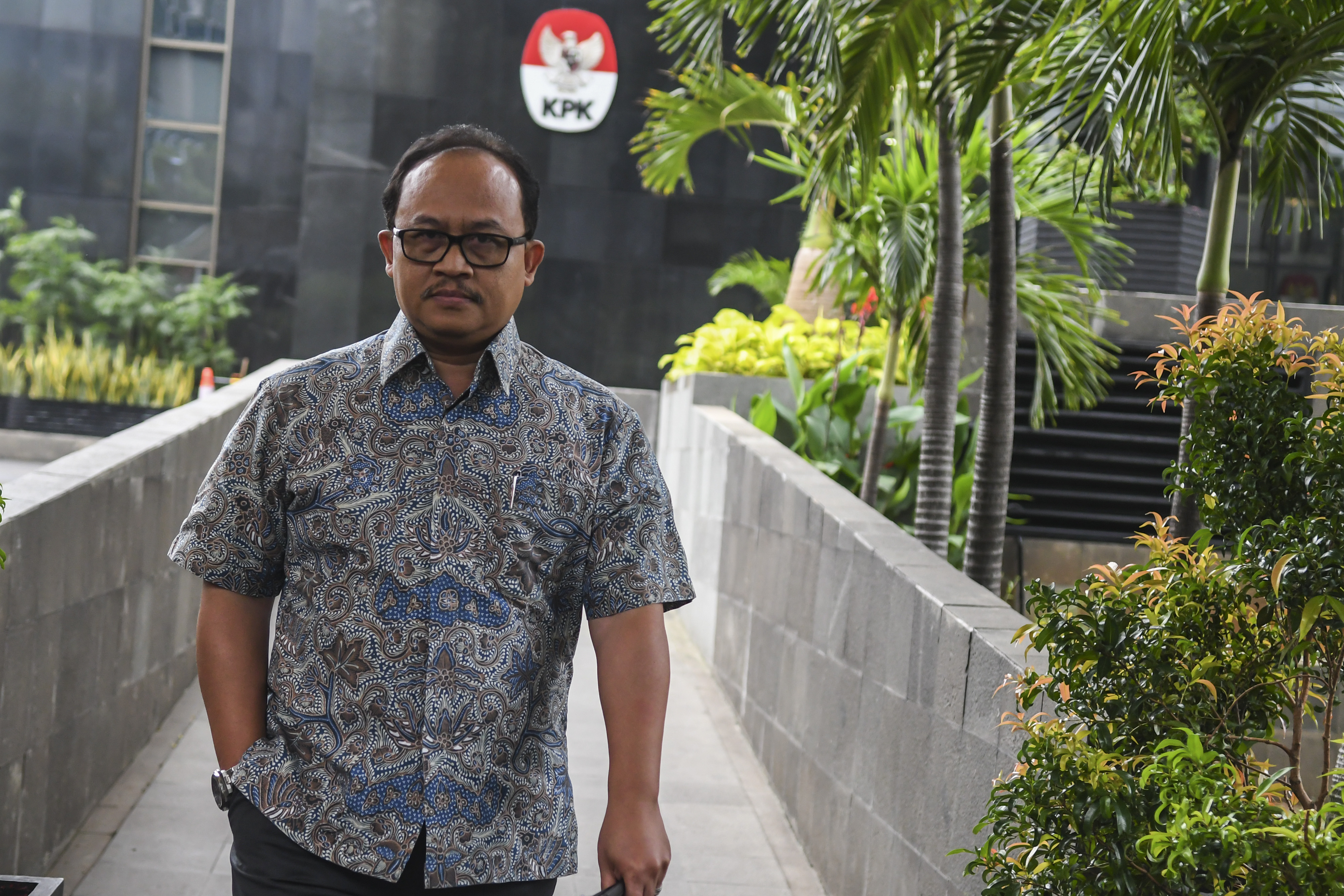 Direktur Utama Waskita Beton Precast, Djarot Subana, berjalan seusai menjalani pemeriksaan di gedung KPK beberapa waktu lalu.