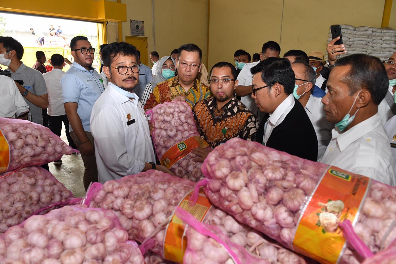 Mentan Syahrul Yasin Limpo saat operasi pasar bawang putih.