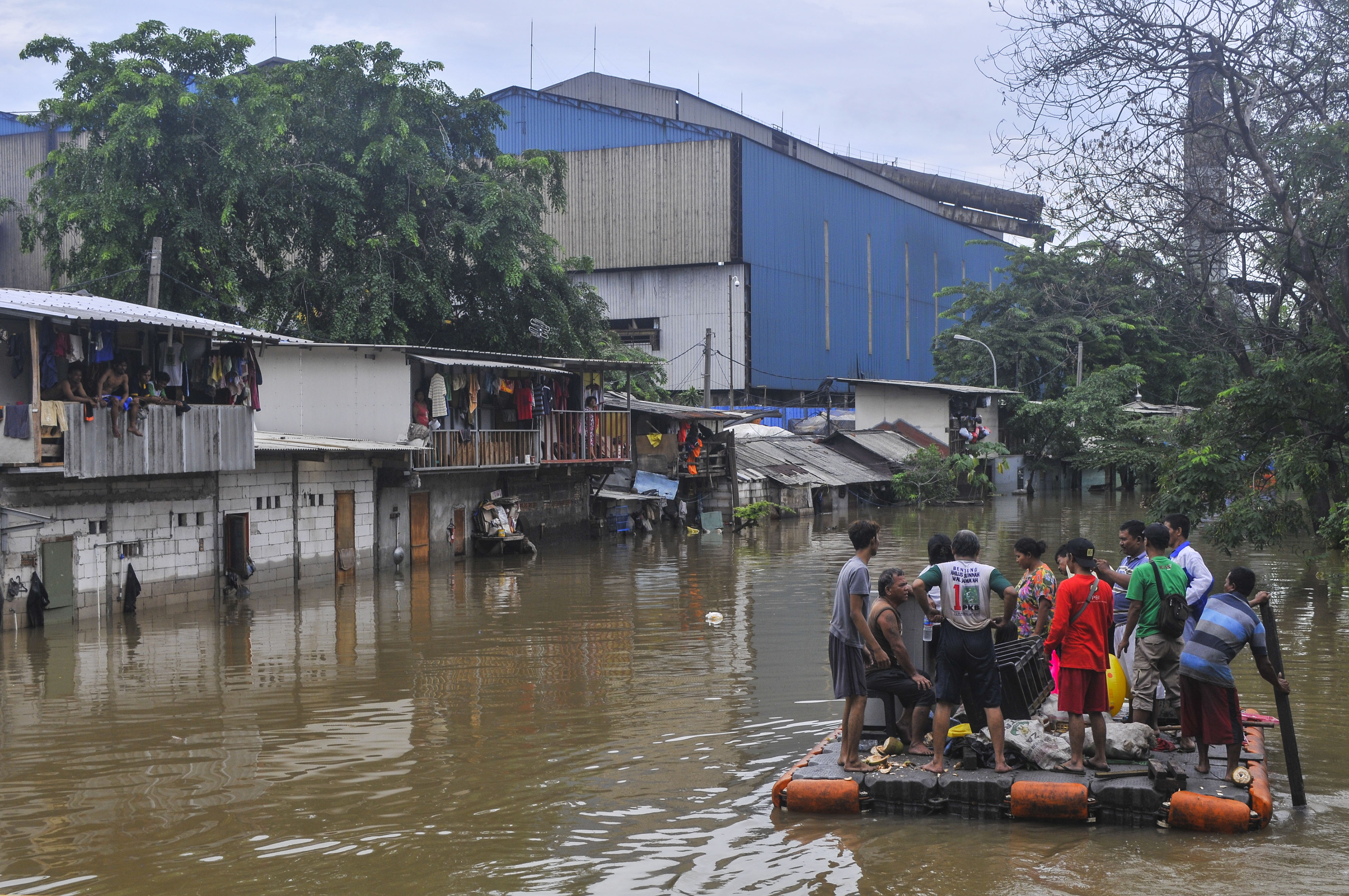 Sejumlah warga kampung Petukangan Rawa Teratai menaiki perahu darurat untuk menuju rumahnya saat banjir di Jakarta Timur, Selasa (25/2).