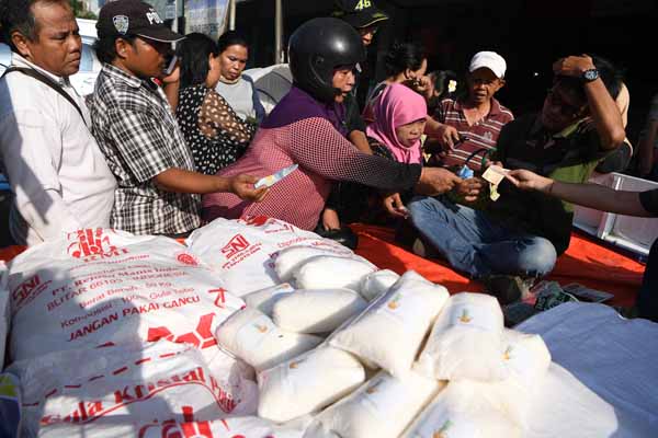  Warga mengantri membeli gula pasir saat digelar pasar murah gula pasir RMI dengan harga Rp11.500 per Kg di Surabaya, Rabu (22/1)