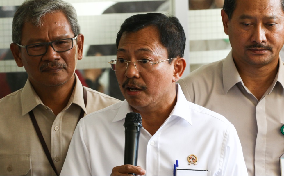 Menteri Kesehatan Terawan Agus Putranto (tengah) memberikan keterangan pers seusai meninjau RSPI Sulianti Saroso, Jakarta, Senin (2/3/2020).