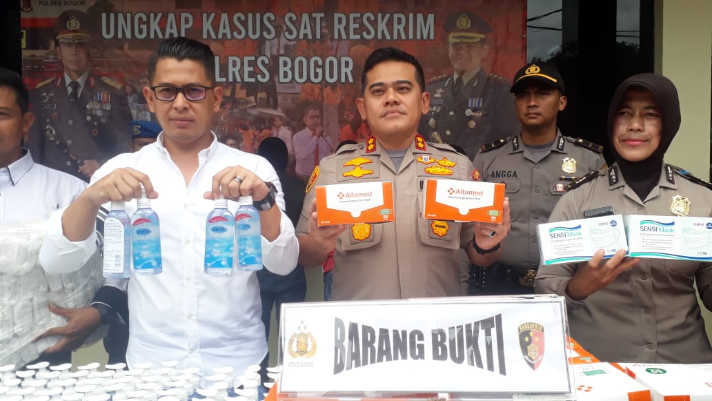 Kapolres Bogor AKBP Roland Ronaldy (tengah) saat konperensi pers