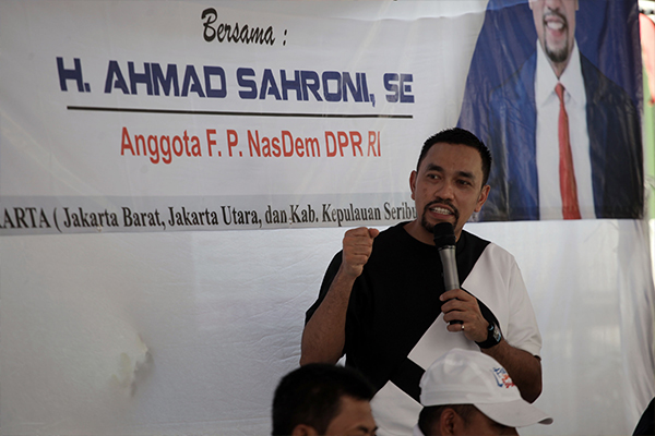 Anggota DPR RI Fraksi Partai NasDem Ahmad Sahroni berdialog dengan warga saat kunjungan kerja masa reses di kawasan Tanjung Priok, Jakut.