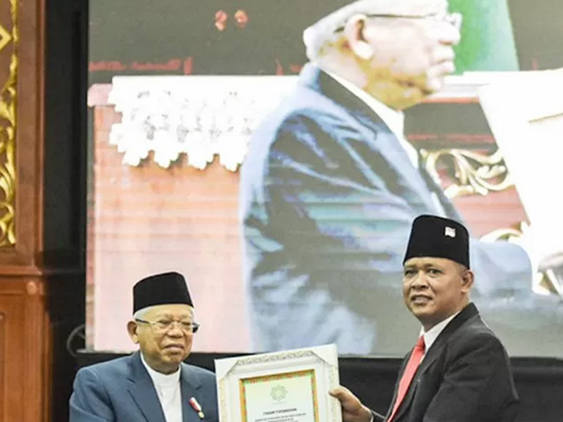 Wakil Presiden KH Ma'ruf Amin (kiri) menerima gelar kehormatan Bapak Ekonomi Syariah Indonesia.