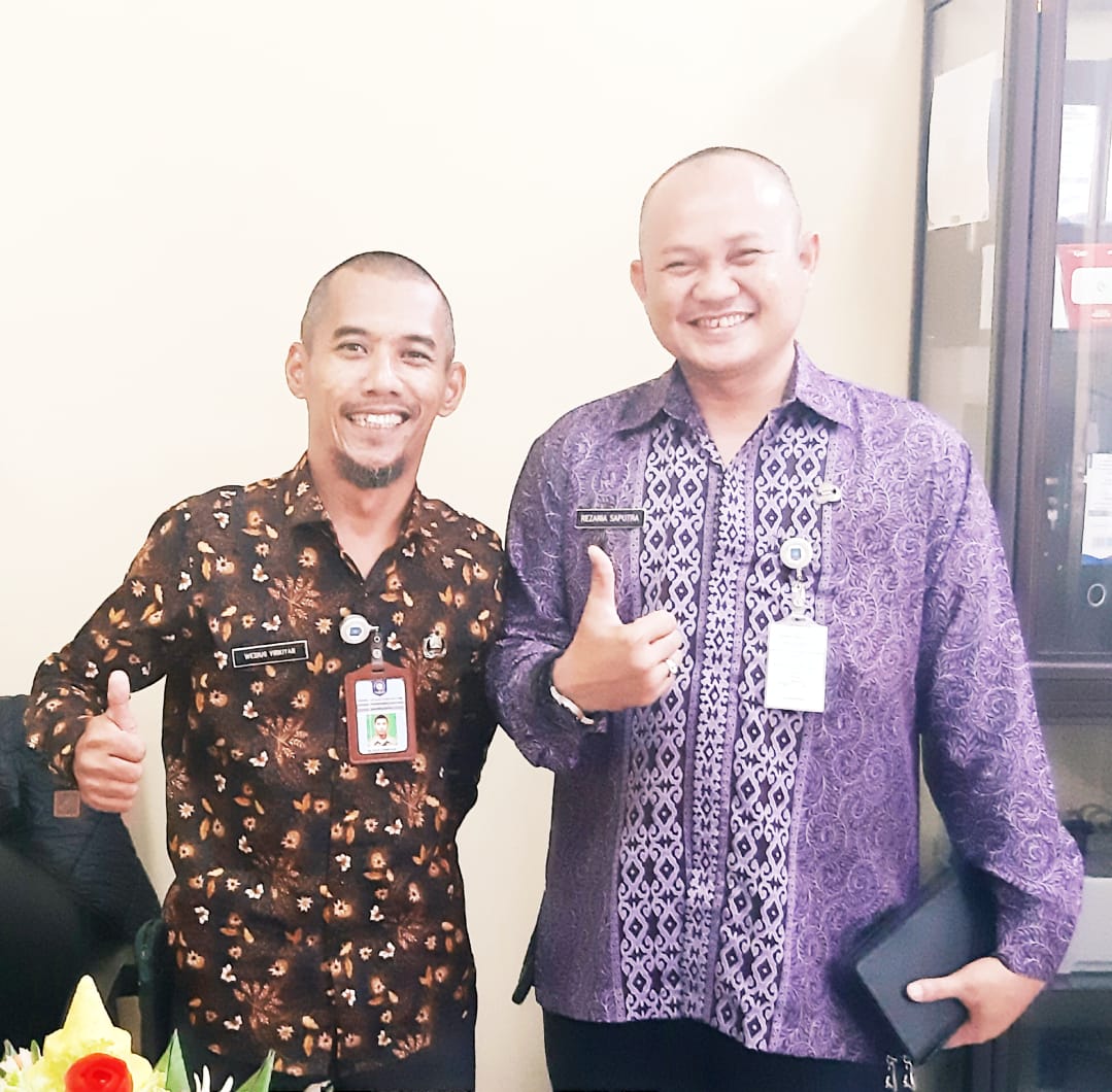 Kepala Samsat Pangkalpinang Rezania Saputra (kanan)