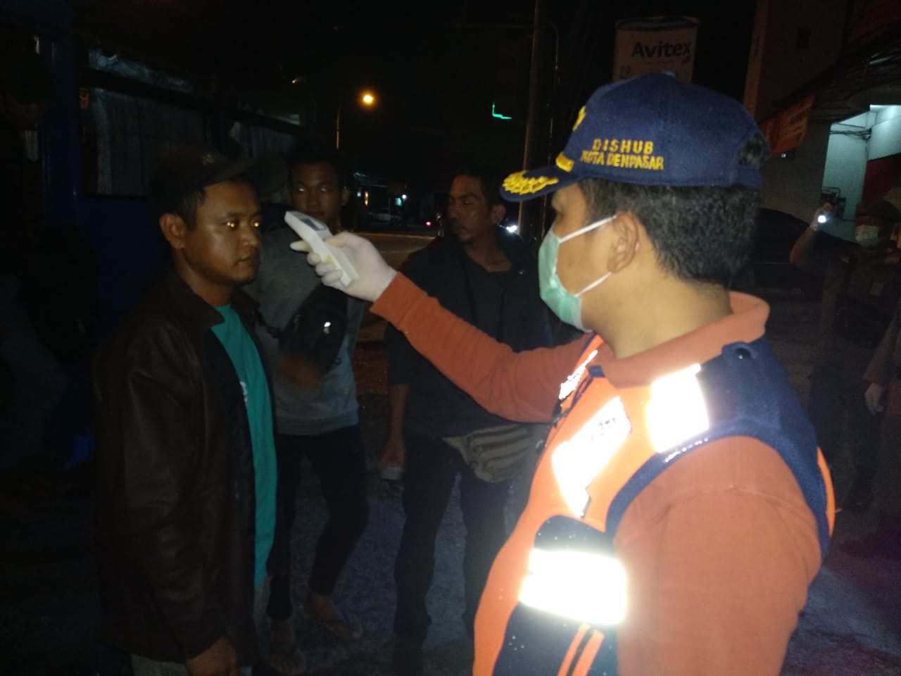  Petugas Dishub Kota Denpasar tengah memeriksa penumpang yang hendak menuju Kota Denpasar di Terminal Mengwi, Selasa (31/3/2020).