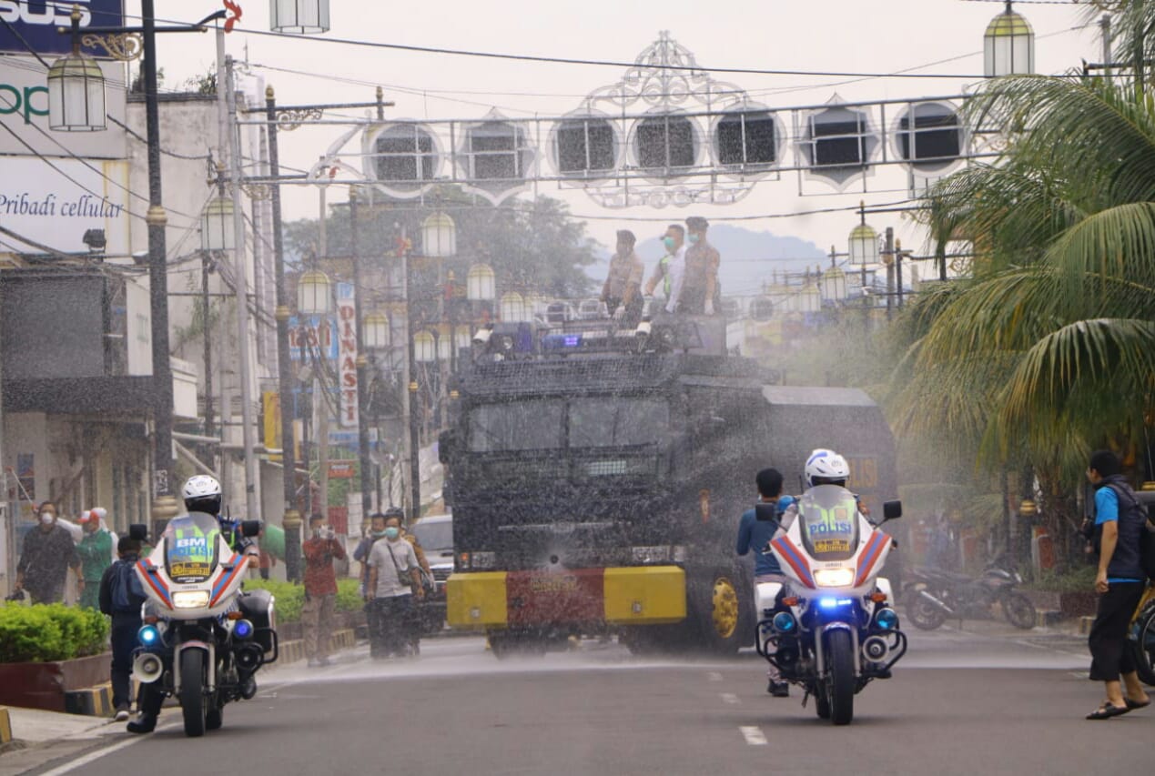 Penyemprotan disinfektan di jalan-jalan protokol Kabupaten Cianjur, Jawa Barat, Senin (23/3/2020).