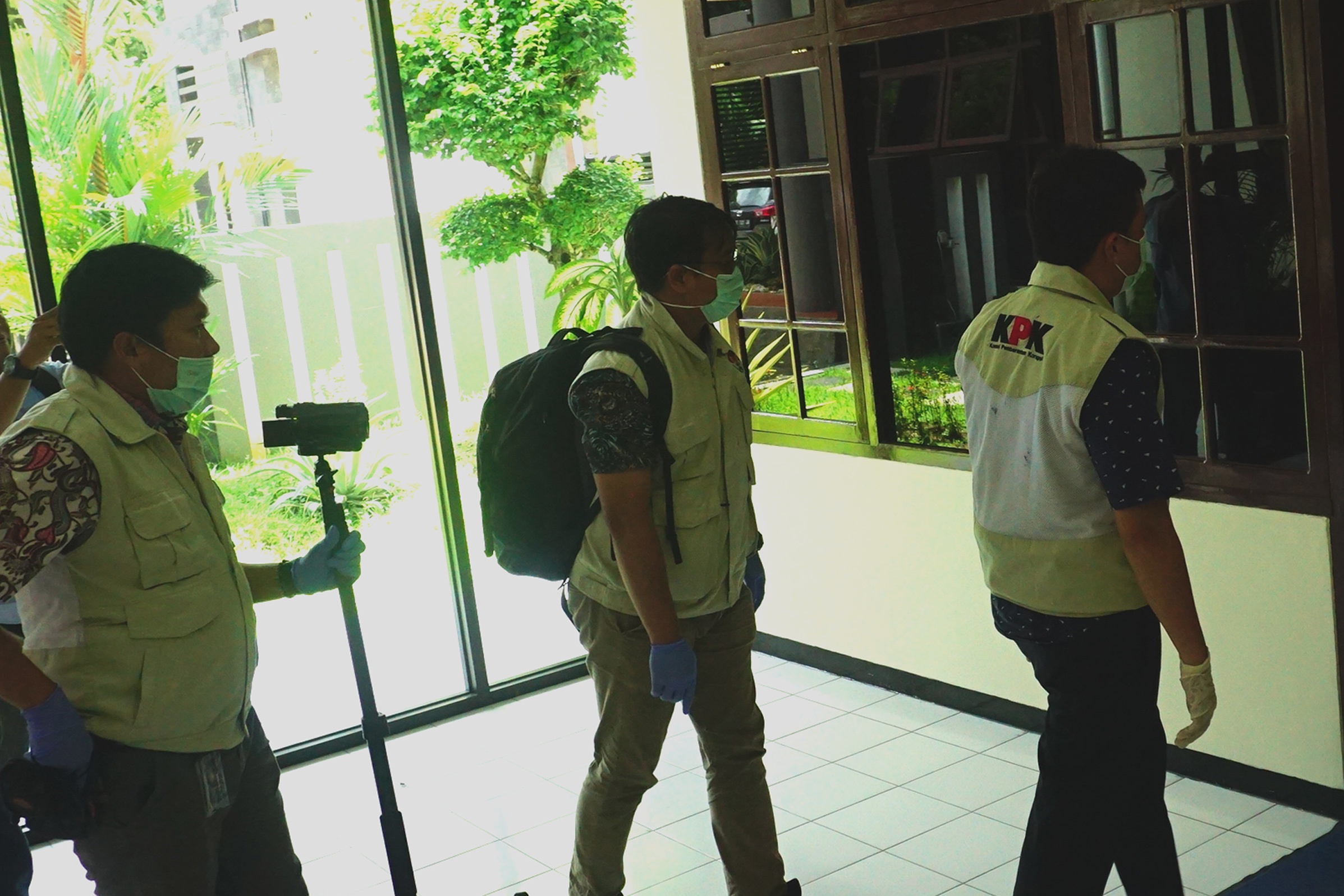 Penyidik KPK melakukan penggeledahan di Kantor DPRD Tulungagung, Tulungagung, Jawa Timur, Senin (17/2/2020).