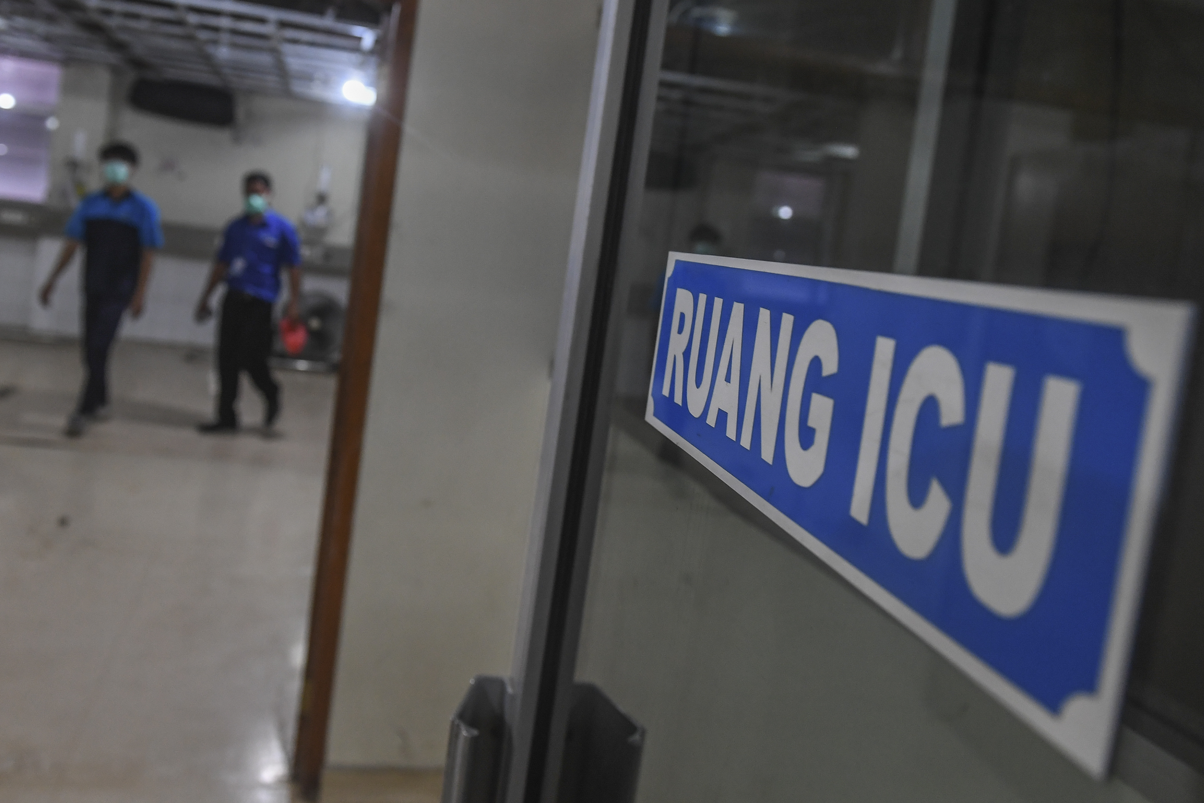 Pekerja melakukan pengecekan ruangan khusus pasien terduga Covid-19 di Rumah Sakit Pertamina Jaya 