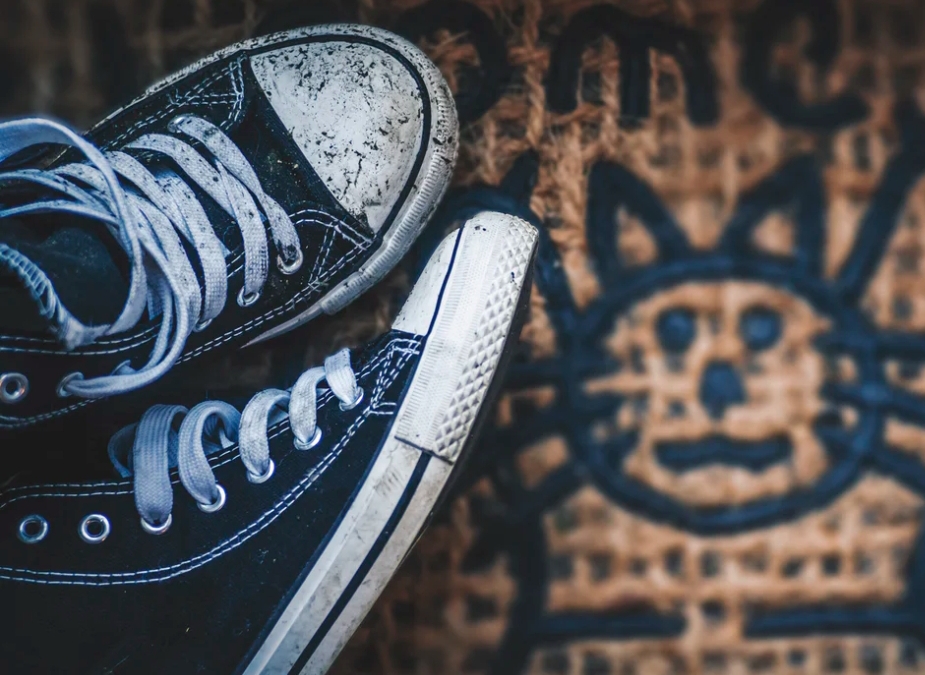 Sepatu yang terbuat dari plastik atau bahan sintetis juga disebutnya dapat membawa virus hidup selama berhari-hari.