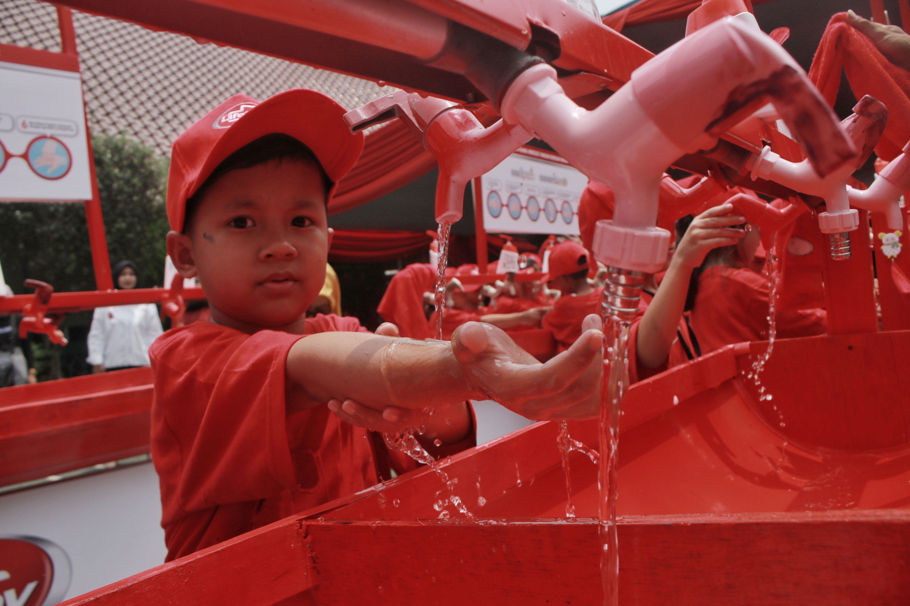 Sejumlah siswa-siswi mencuci tangan bersama di SDN 01 Menteng, Jakarta Selatan.