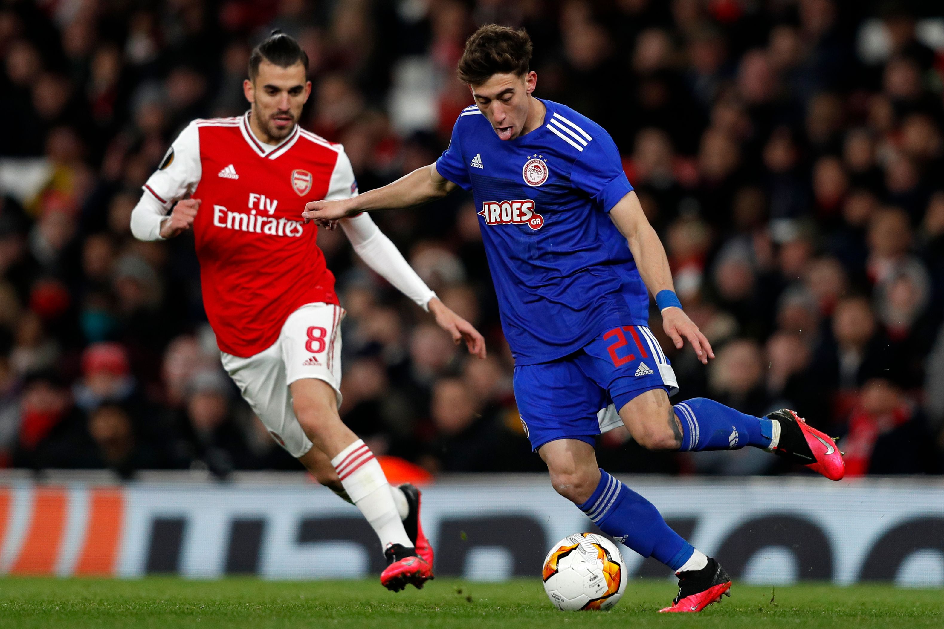 Bek Olympiakos Konstantinos Tsimikas (kanan) membayangi gelangan Arsenal Dani Ceballos saat laga putaran 32 bestr Liga Eropa.
