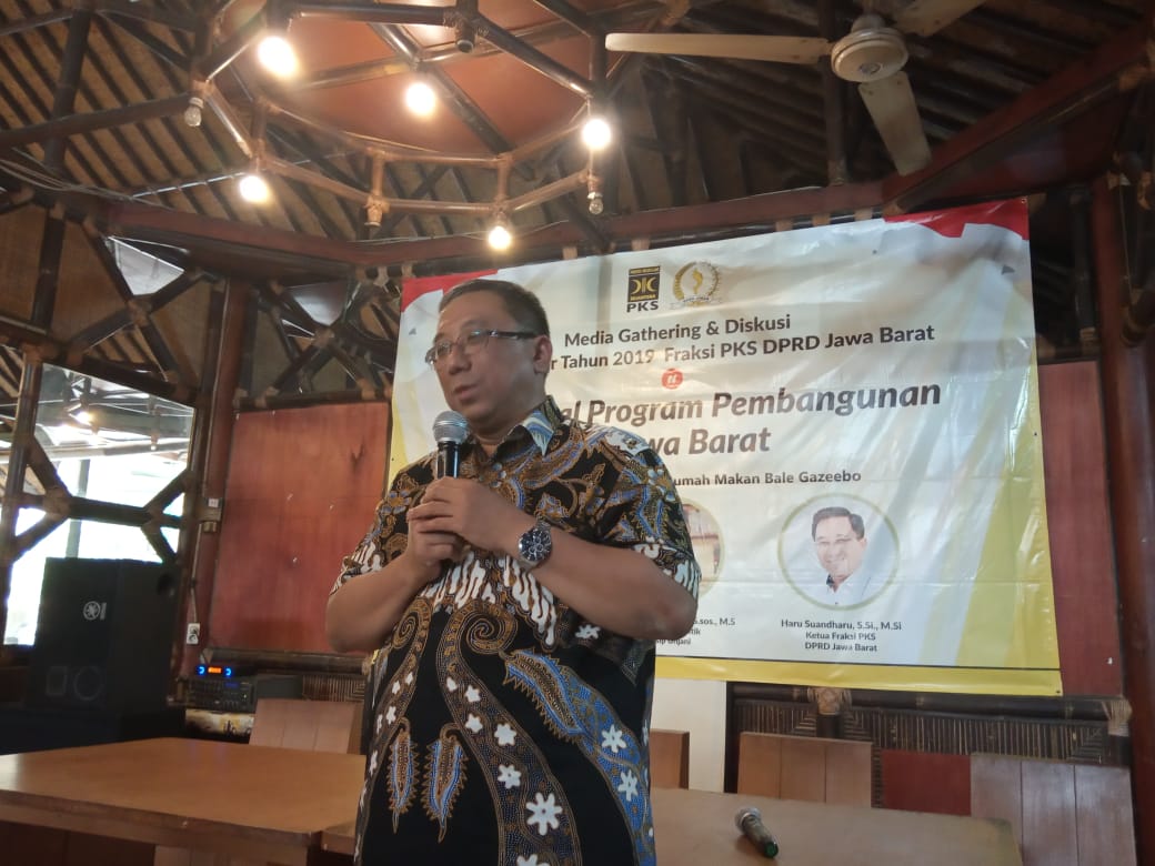 Ketua DPW PKS Jawa Barat Haru Suandharu tengah memberi penjelasan.