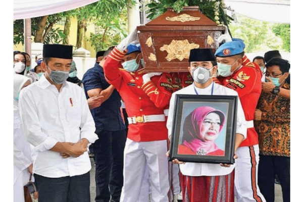Presiden Joko Widodo dan putra Gibran Rakabuming Raka di Banjarsari, Solo, Jawa Tengah, kemarin.