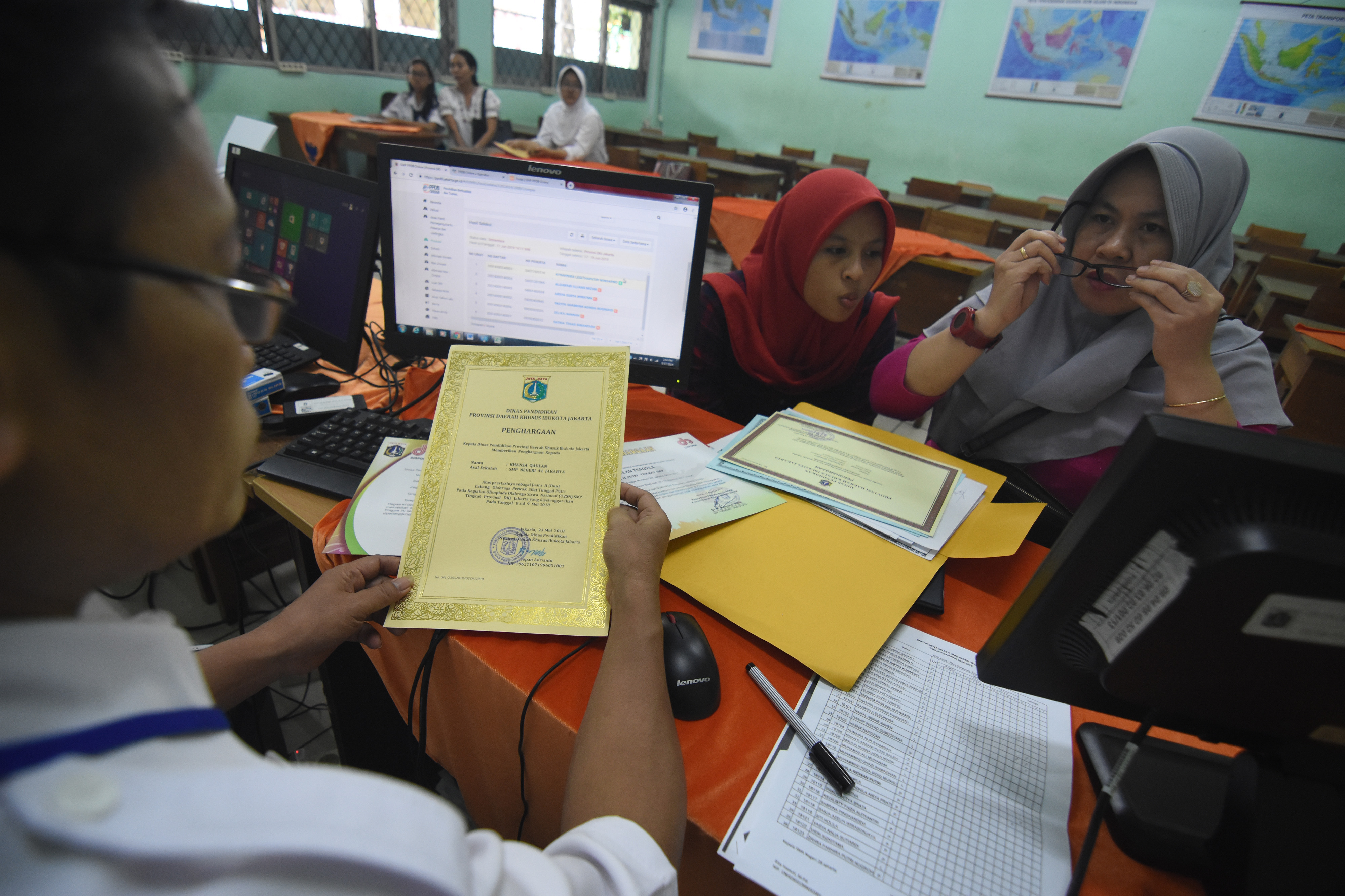 Siswa SMP ditemani orang tuanya melakukan pendaftaran Penerimaan Peserta Didik Baru (PPDB) jalur prestasi di SMU 28 Jakarta, (17/6/2019).