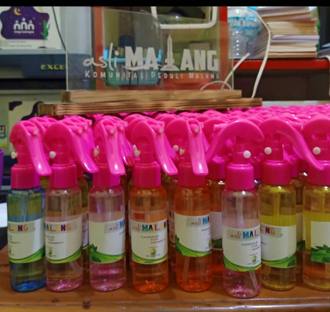 Guru dan dosen Yayasan Putera Indonesia Malang tergerak membantu masyarakat dengan memproduksi hand sanitizer secara mandiri. 