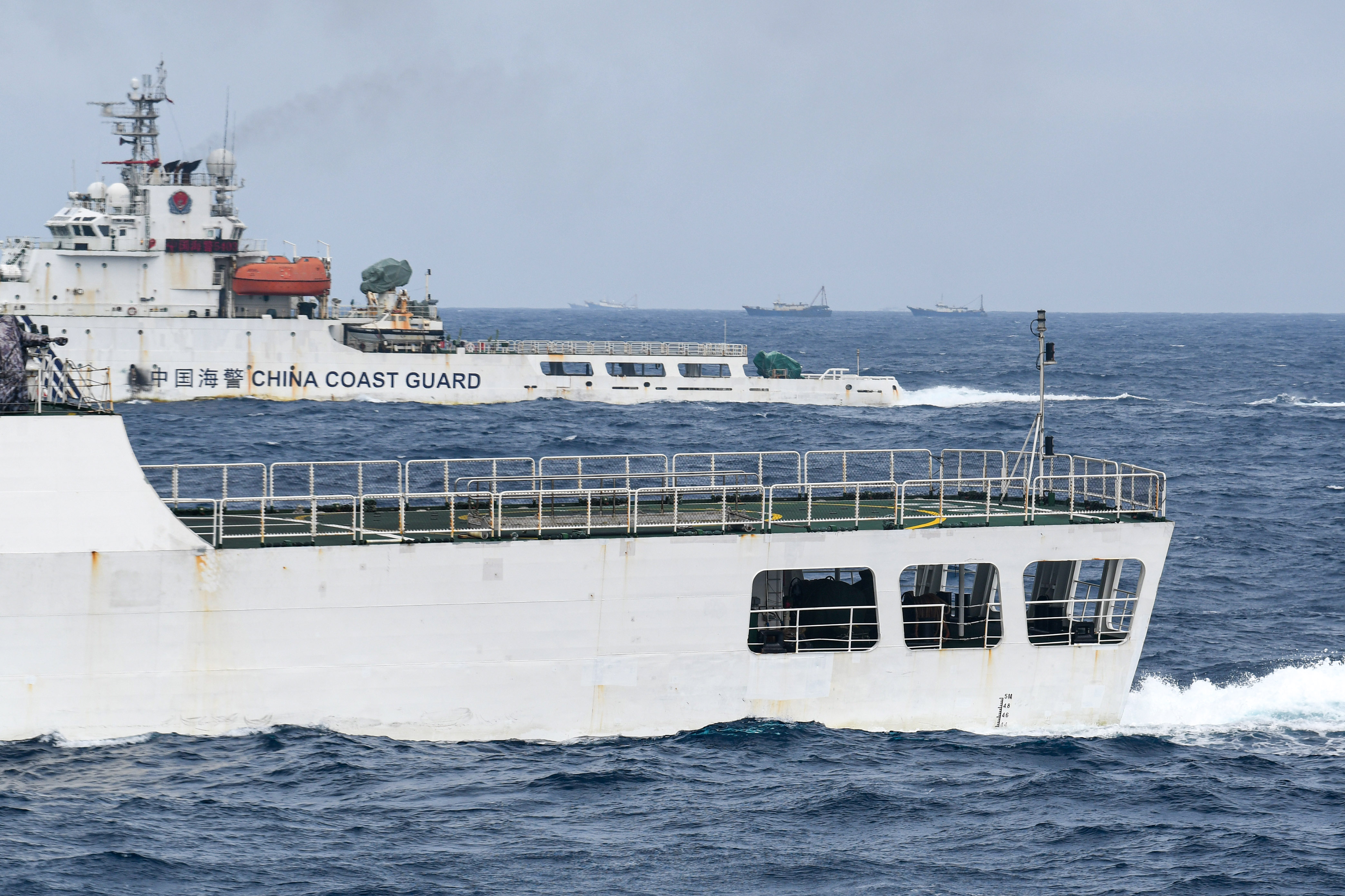  Kapal Coast Guard China-5202 dan Coast Guard China-5403 membayangi KRI Usman Harun-359 saat melaksanakan patroli mendekati kapal nelayan pu