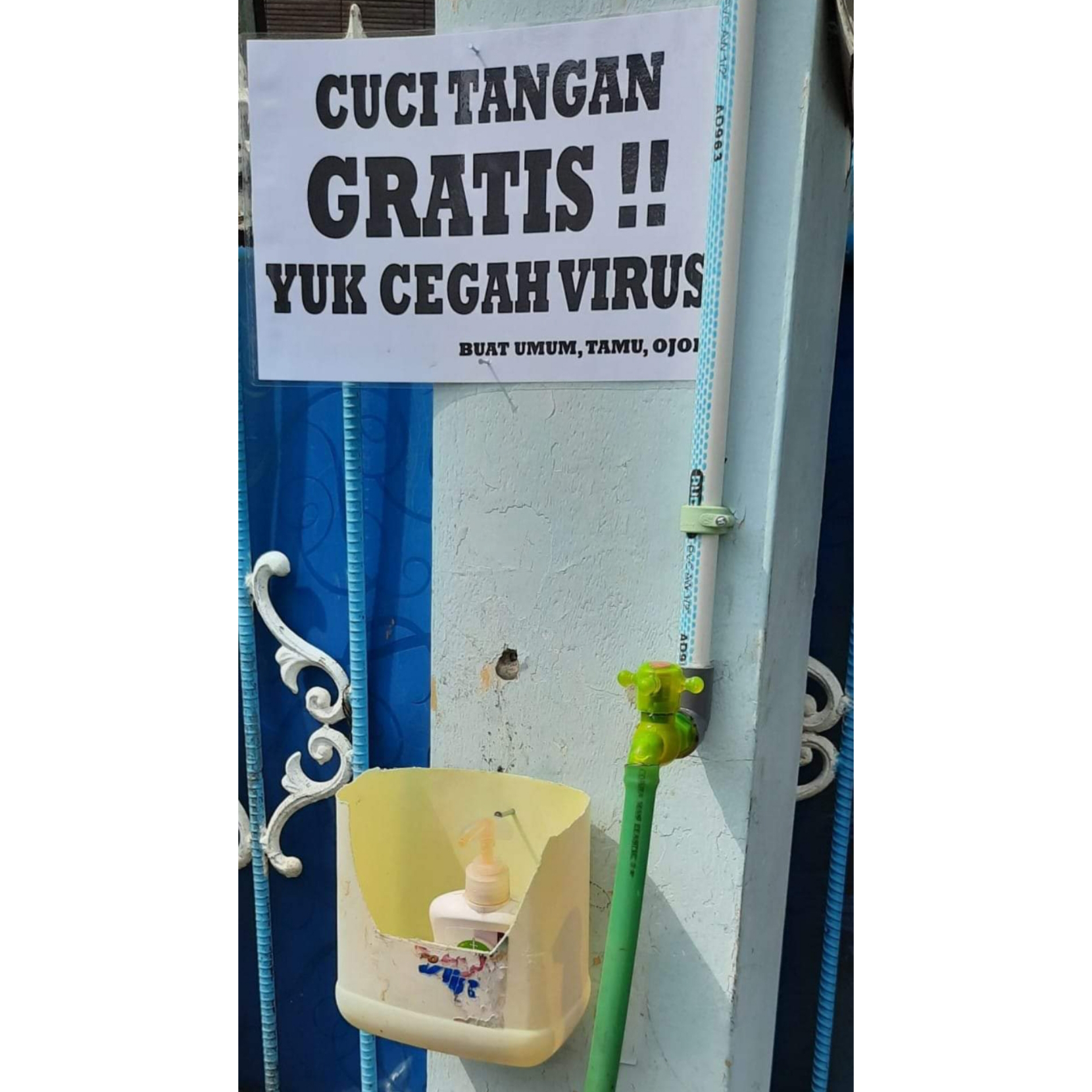 Tempat cuci tangan gratis bagi umum yang disediakan seorang warga Jakarta Timur yang juga pengusaha katering, Evi Charis.