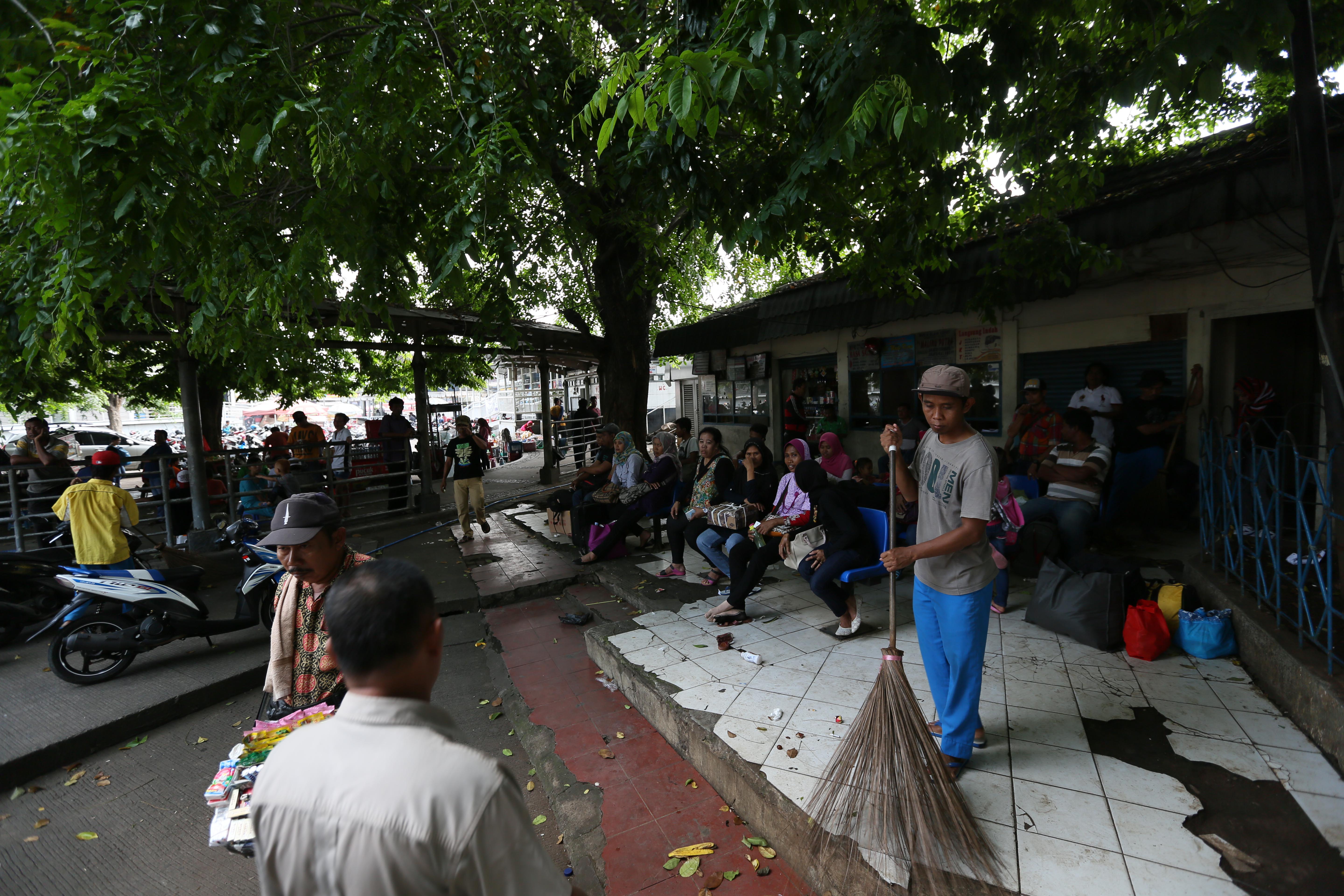 Ilustrasi: Penumpang menunggu bus yang akan mengangkut mereka di Terminal Pulogadung, Jakarta Timur, Kamis (10/11).