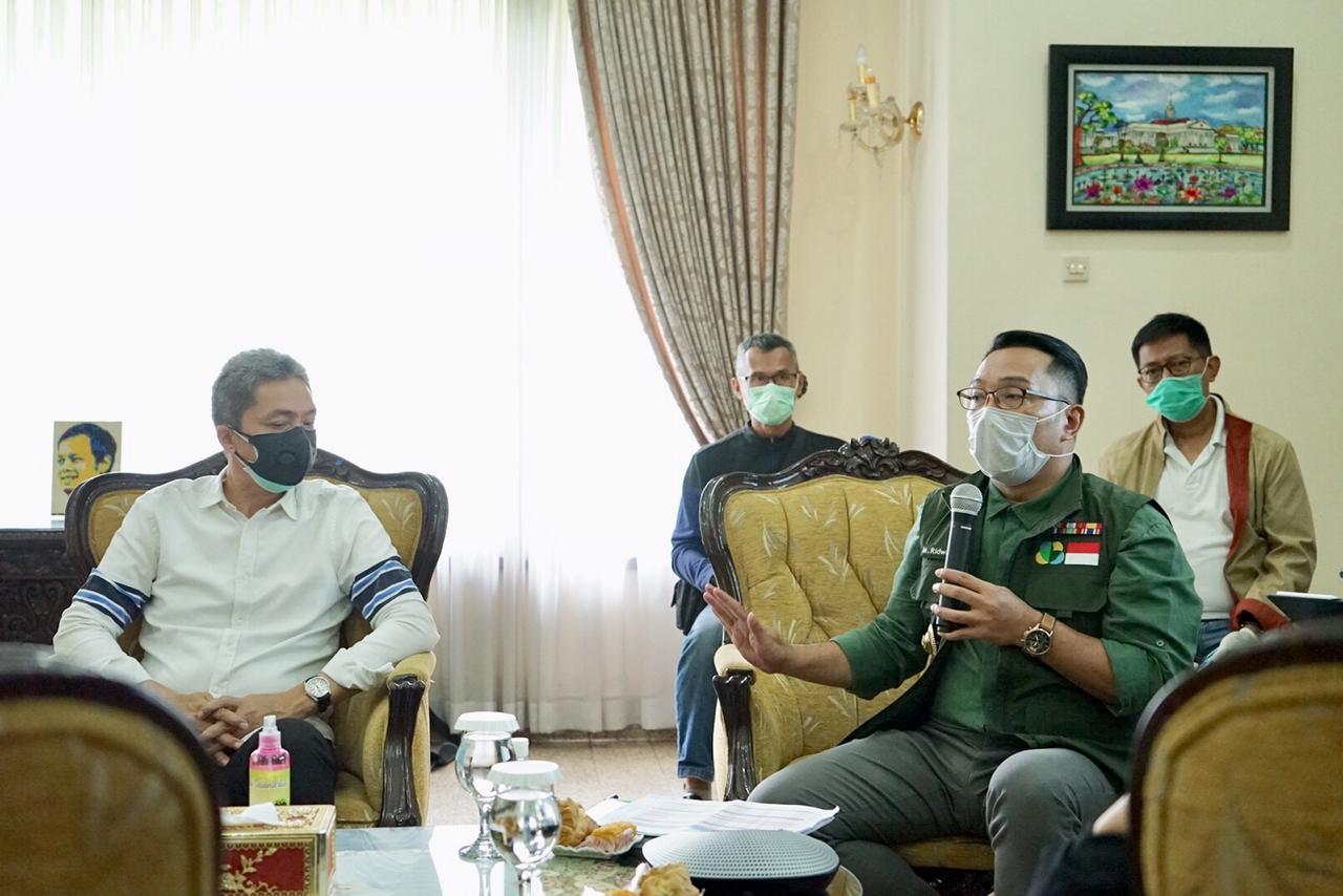 Gubernur  Jawa Barat Ridwan Kamil saat berkoordinasi dengan Pemda di Bogor, Jawa Barat
