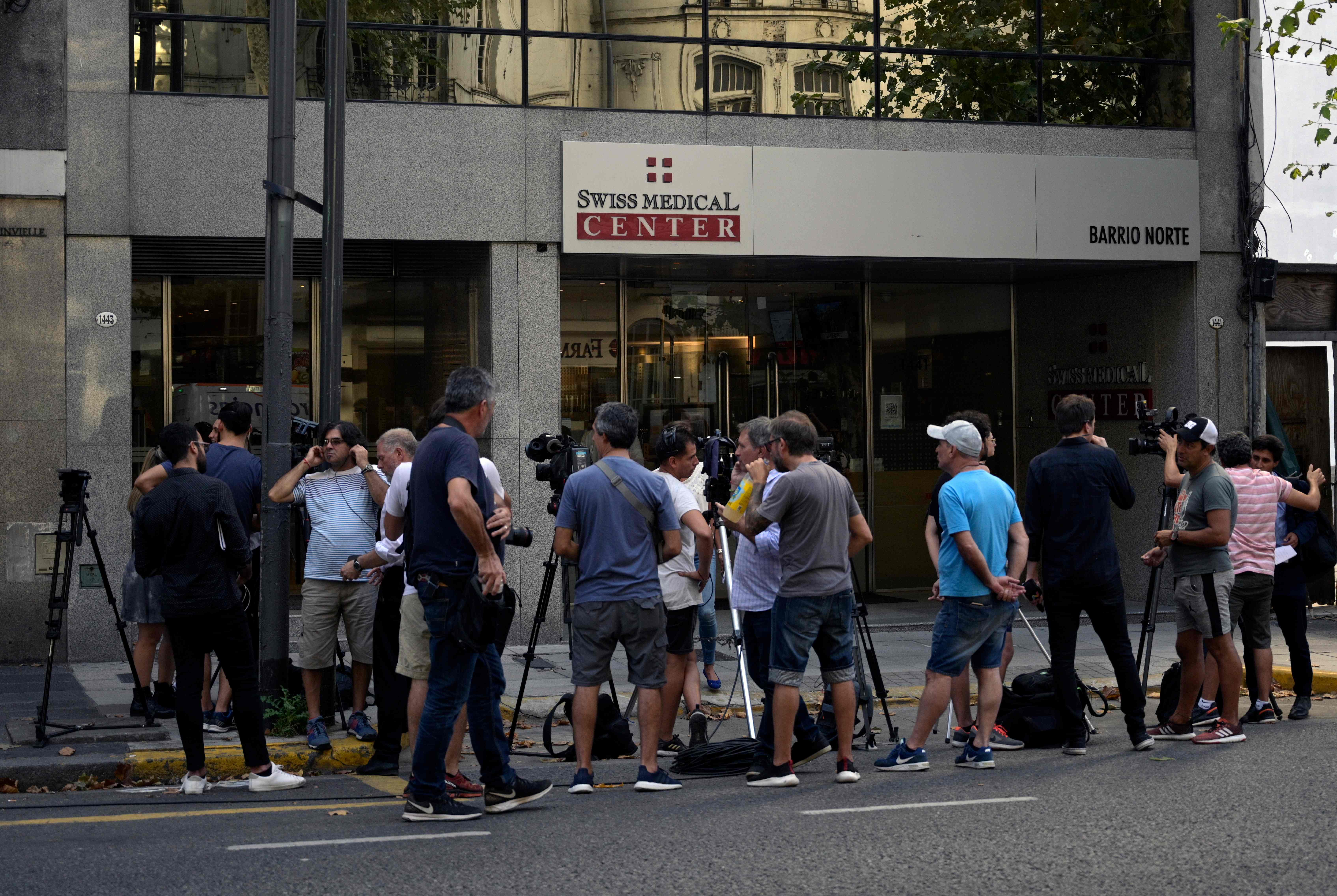 Awak media berkumpul di depan sebuah klinik swasta di Buenos Aires tempat kasus pertama virus korona terdeteksi di Argentina.