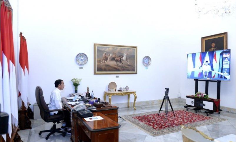 Presiden Joko Widodo memimpin rapat terbatas melalui 