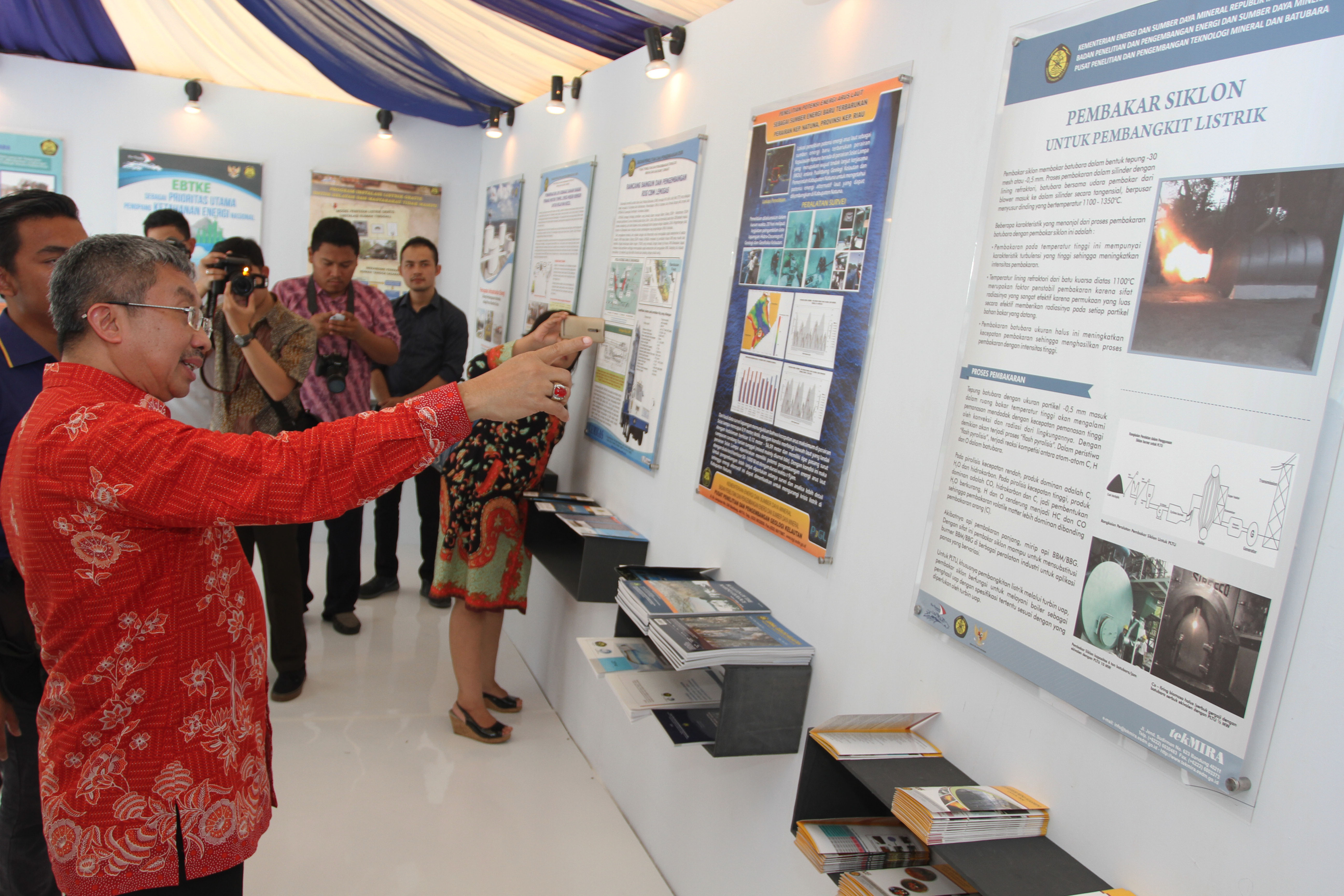 Kepala Badan Litbang Kementerian ESDM, F.X. Sutijastoto (kiri) mengunjungi stan Pameran Energi Kementerian ESDM