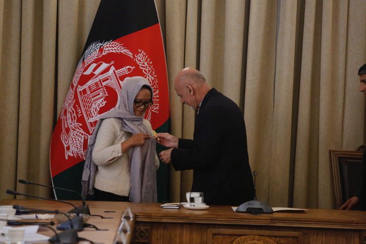 Menteri Luar Negeri retno Marsudi menerima bintang kehormatan Malalai dari Presiden Afghanistan Ashraf Ghani