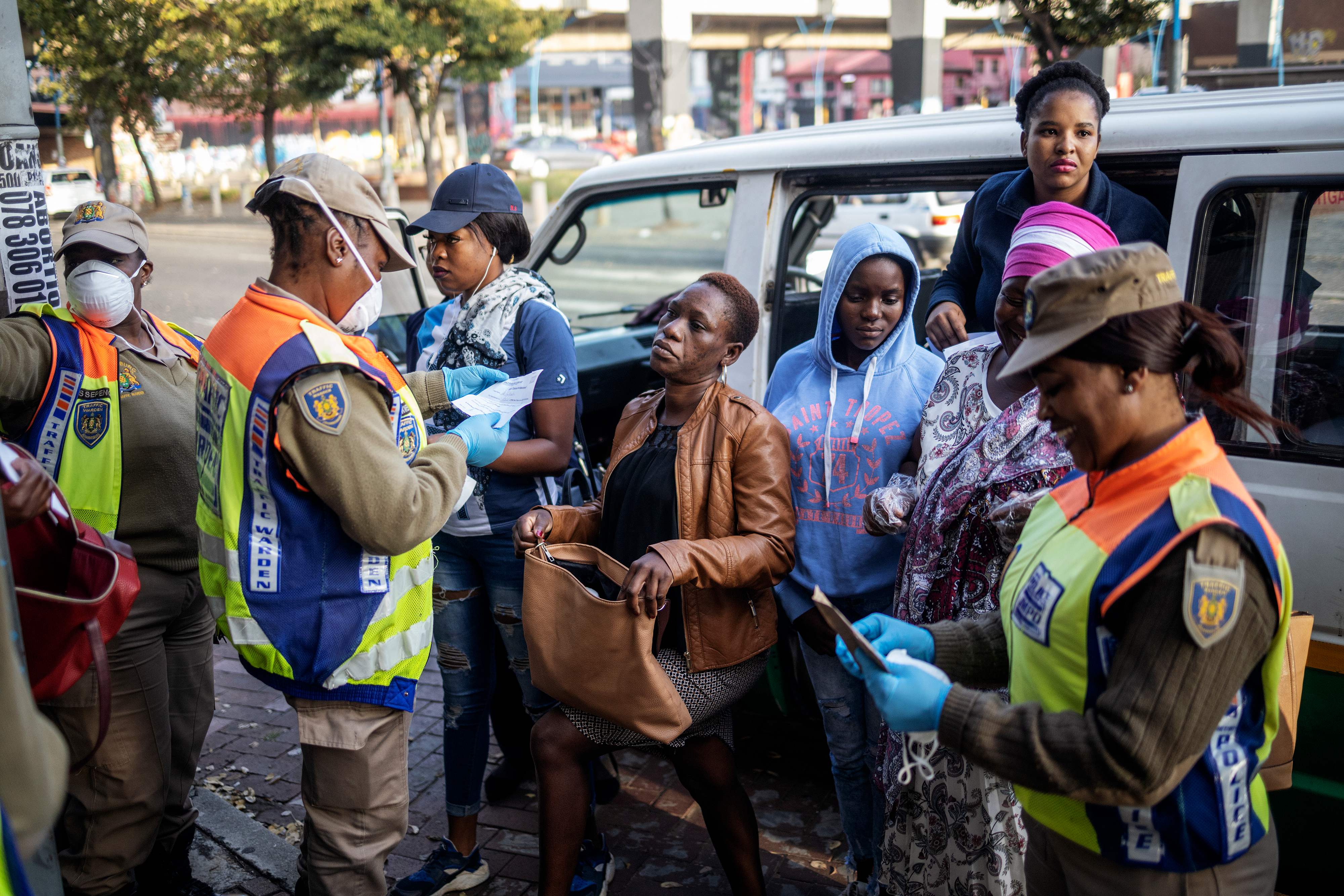 Kepolisian Afrika Selatan memeriksa dokumen warga di Kota Johannesburg setelah dilakukan lockdown di negara itu.