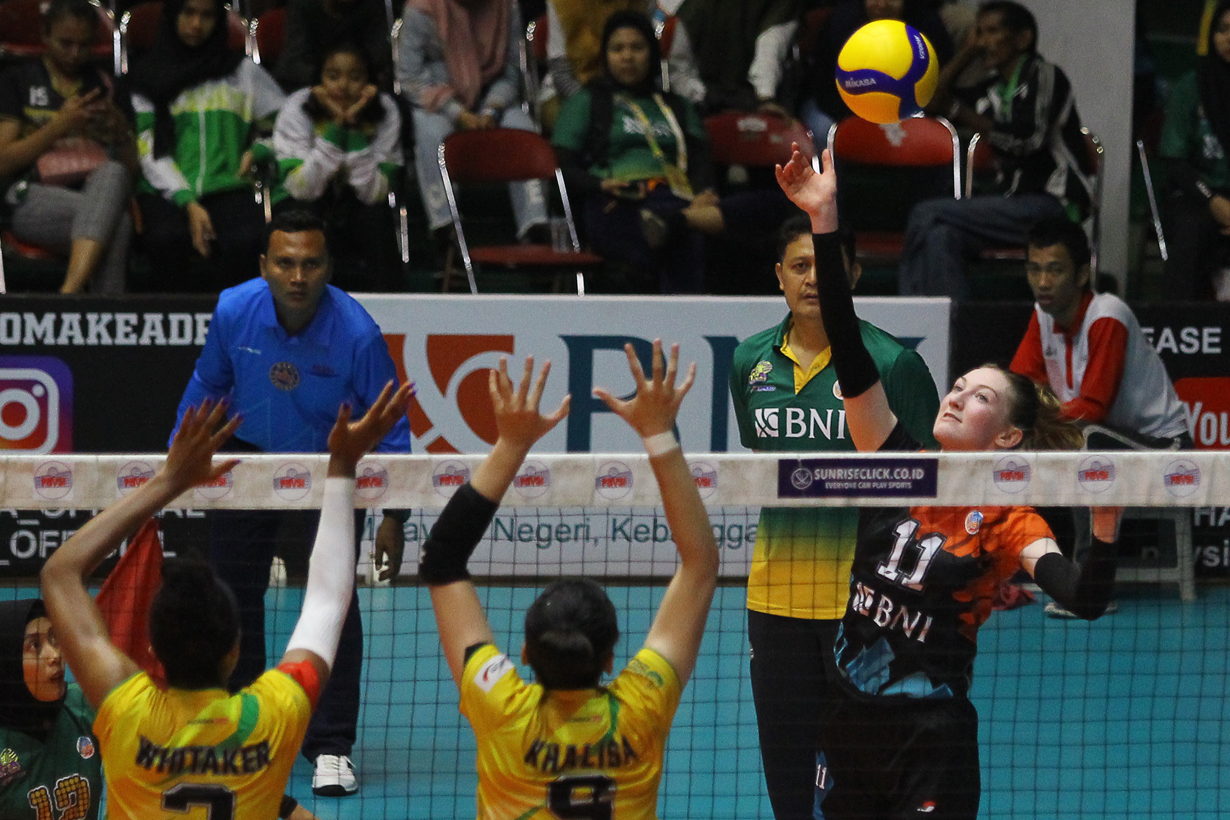 Pemain Jakarta BNI 46 Caroline Frances melakukan smash ke wilayah pertahanan Gresik Petrokimia dalam lanjuta Proliga 2020