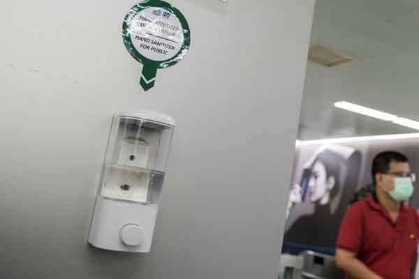 Cairan pembersih tangan.