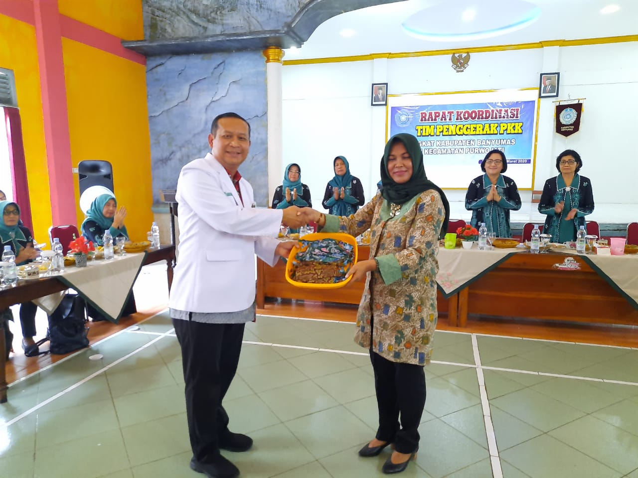 Wakil Direktur RSUD Banyumas Noegroho Harbani memberikan masker secara simbolis untuk masyarakat Purwojati, Banyumas, Rabu (11/3/2020).