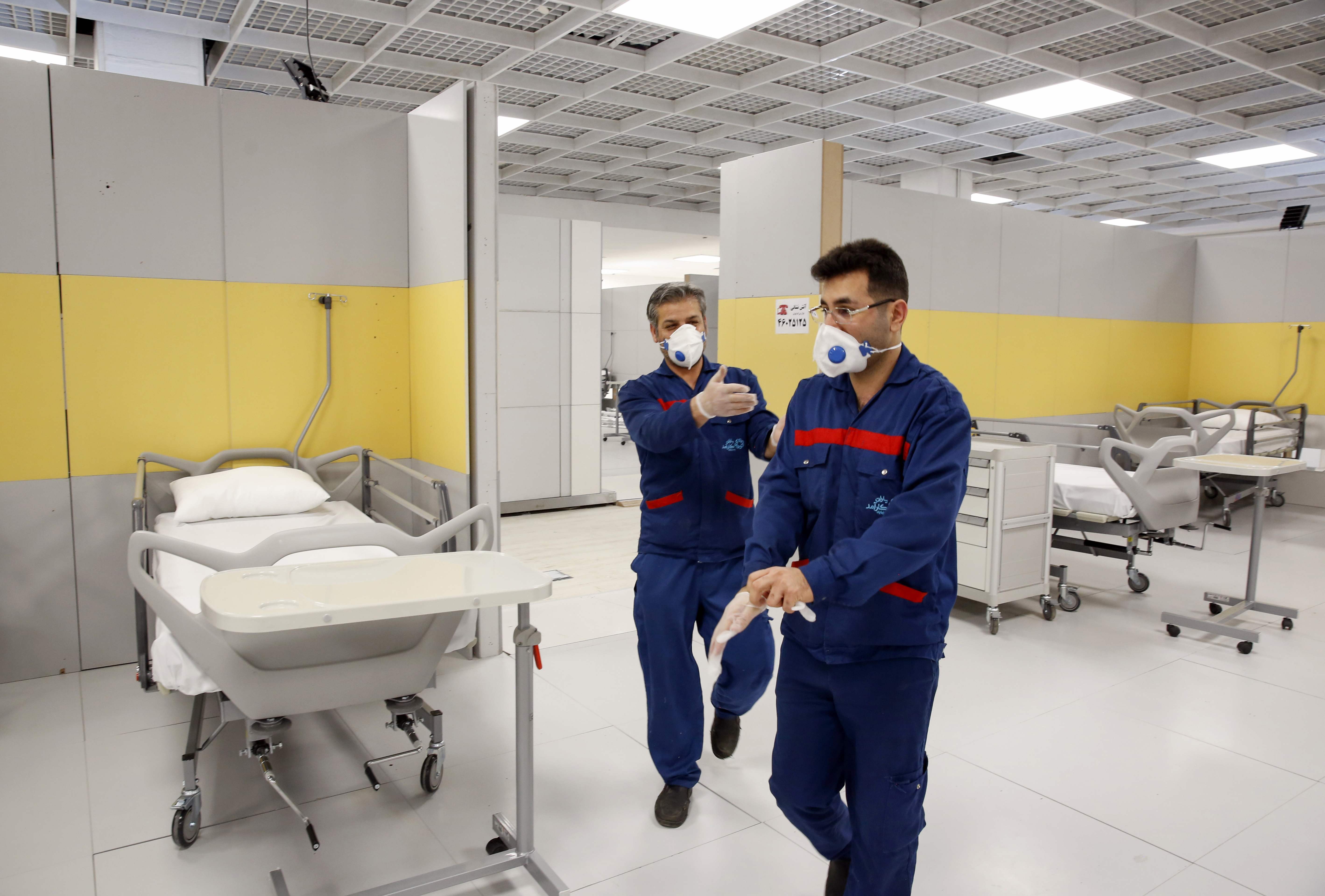 Petugas medis Iran bersiap untuk melakukan perawatan terhadap pasien Covid-19 di wilayah Teheran.