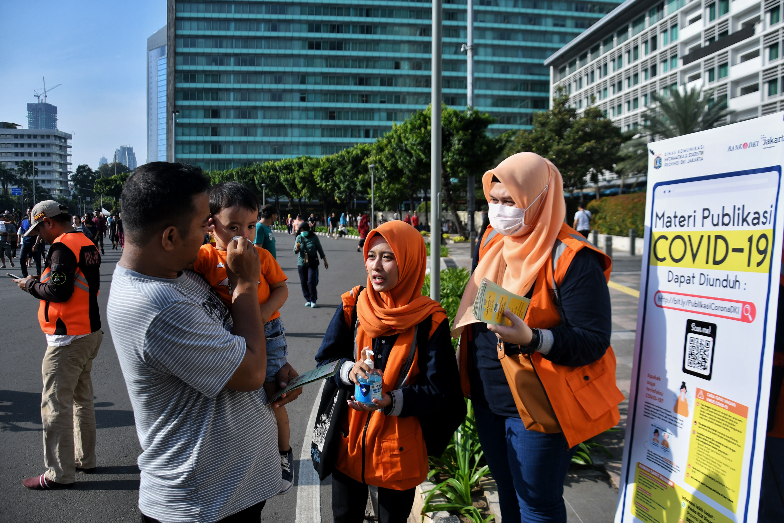  Petugas Pemprov DKI Jakarta melakukan sosialisasi dan edukasi cara pencegahan virus korona pada Car Free Day di Jalan Jend.Sudirman.