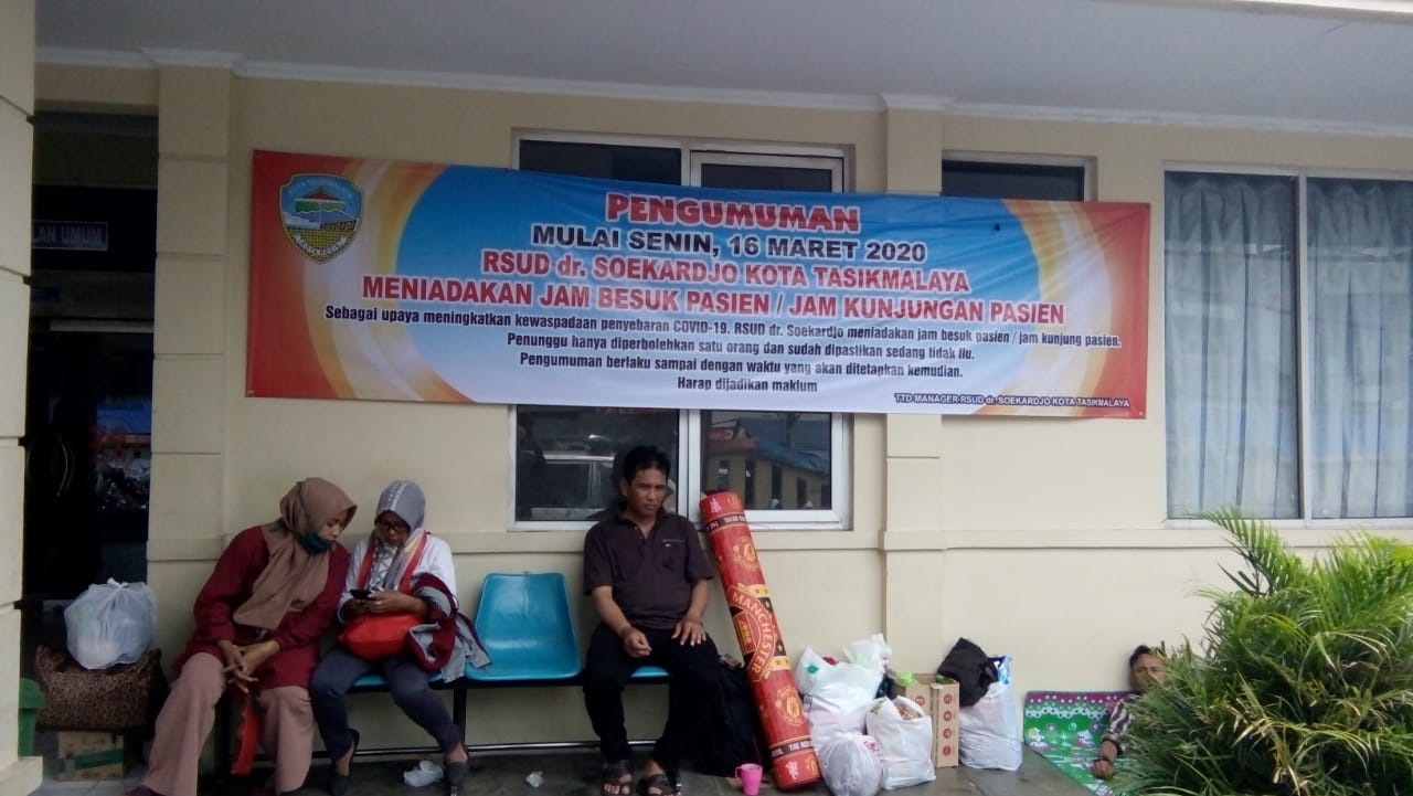 Rumah Sakit Umum Daerah dr Soekardjo Kota Tasikmalaya membatasi jumlah pengunjung.